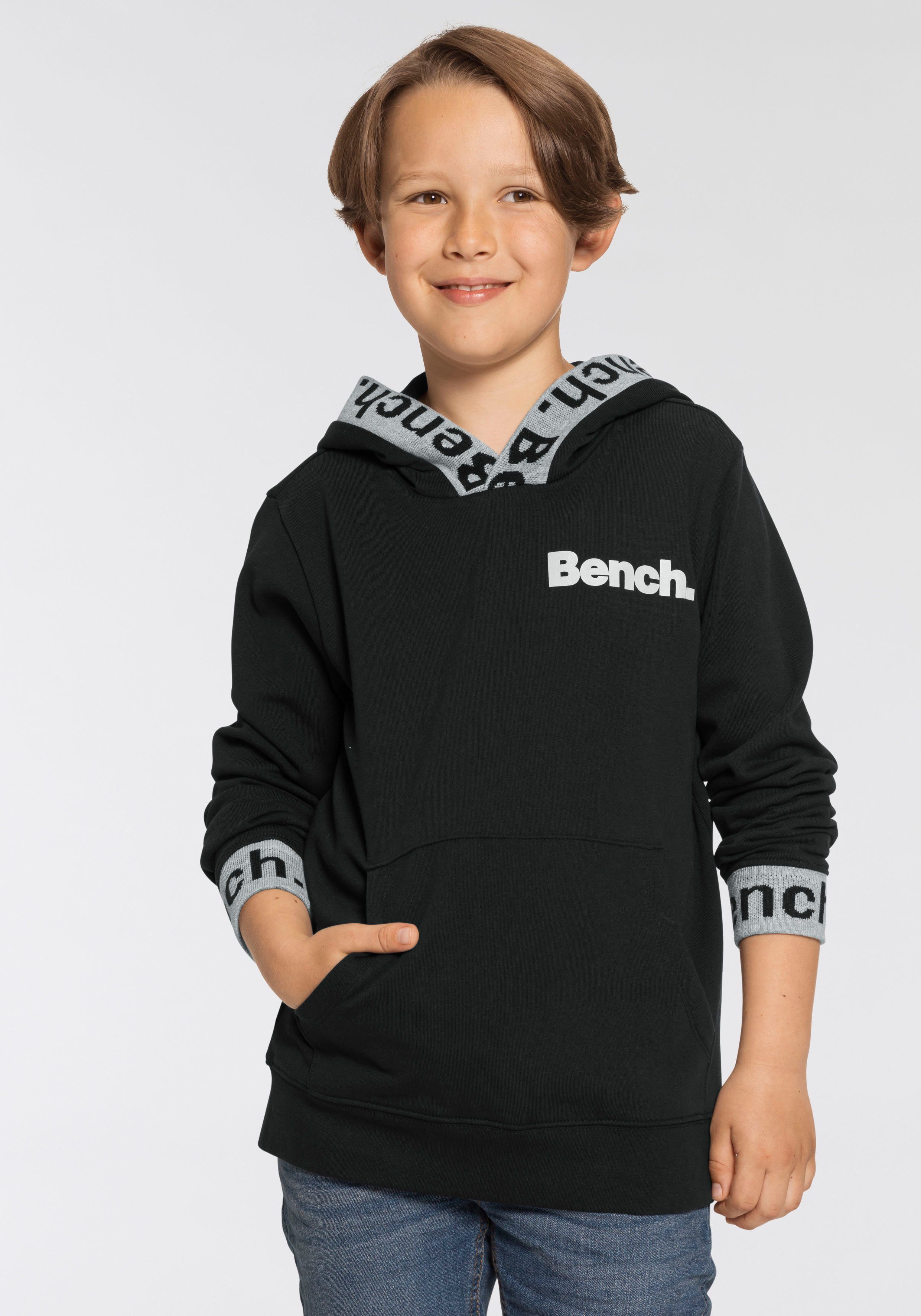 Bench. Kapuzensweatshirt mit reflektierenden Drucken