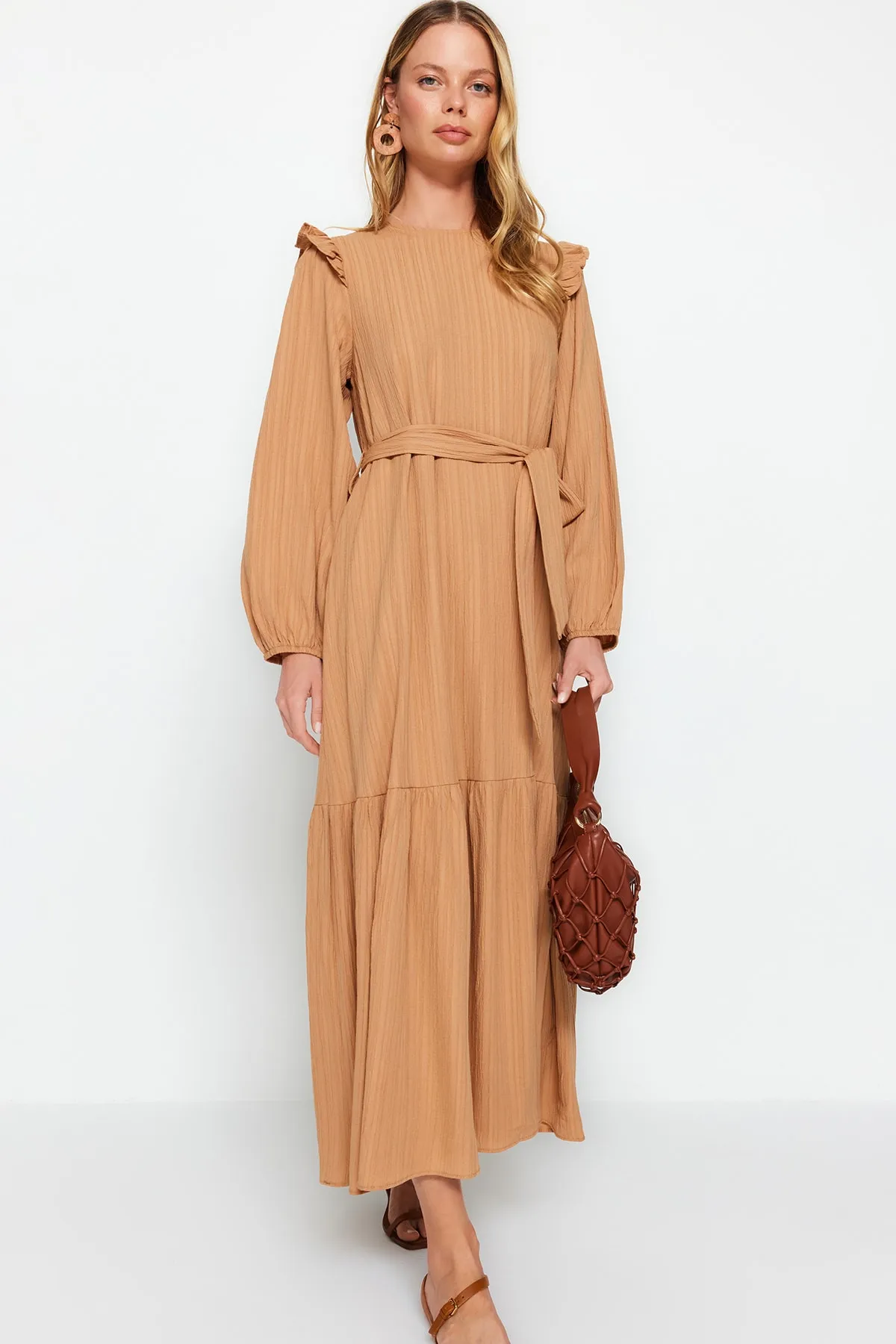 Trendyol Modest  Beiges Kleid aus Viskose-Mischgewebe mit Rüschenrock, Schultergurt und Volantfutter TCTSS23EB00290