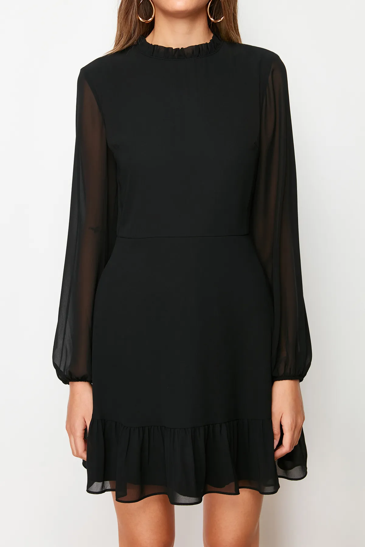 Trendyol Collection  Schwarzes A-Linien-Minikleid mit Rüschendetail und Stehkragen aus Chiffon mit Futter TWOAW24EL00722