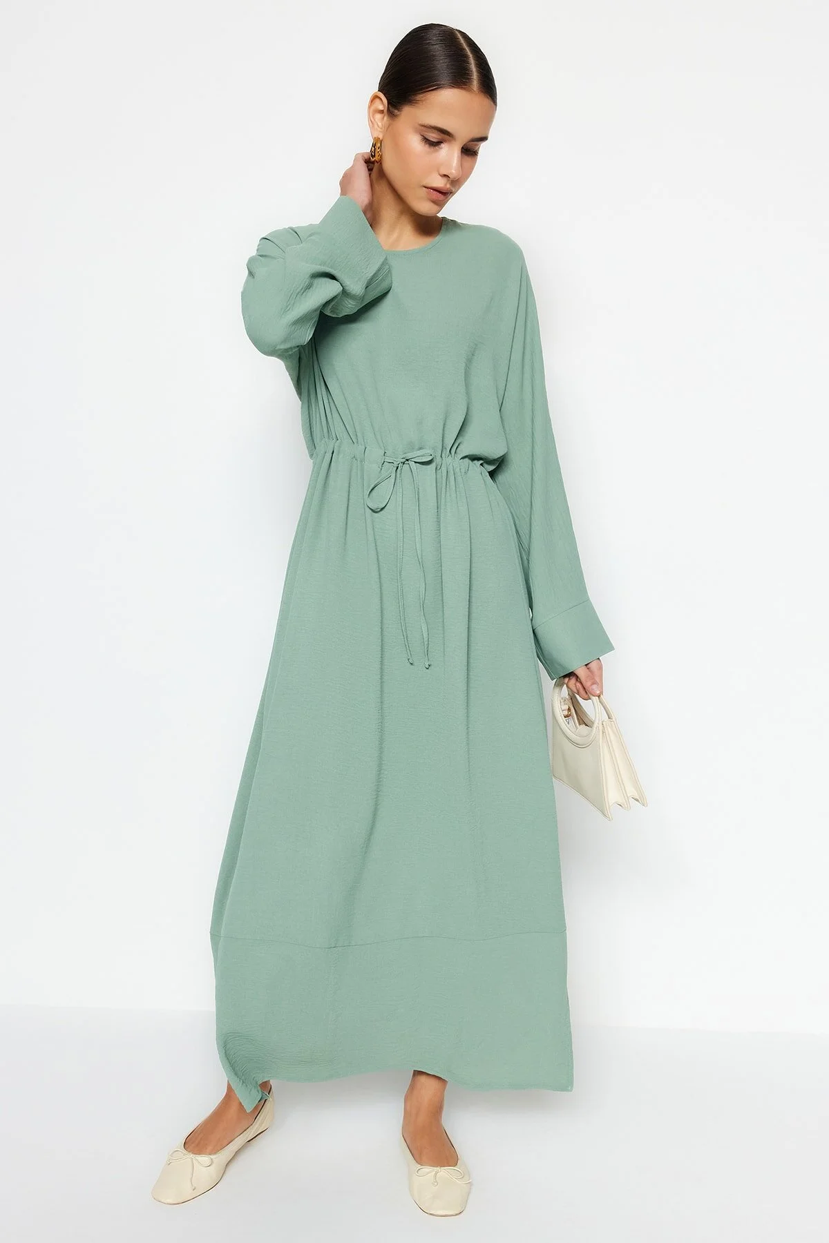 Trendyol Modest  Mintfarbenes, gerafftes Kleid aus Aerobin-Gewebe mit breiter Manschette und gewelltem Rockteil TCTSS23EB00108
