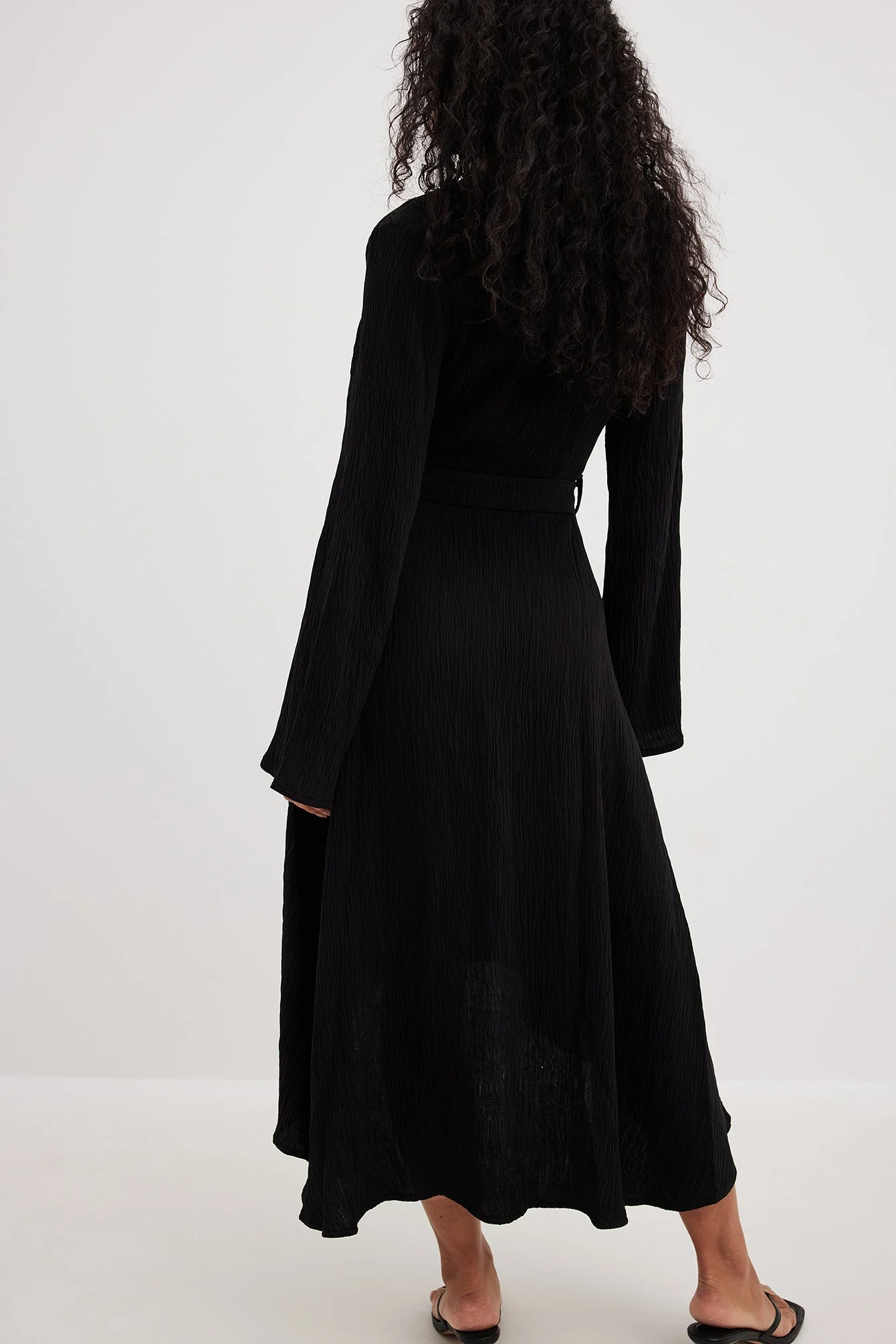 Strukturiertes Kleid mit verlängertem Rücken und gebundener Taille