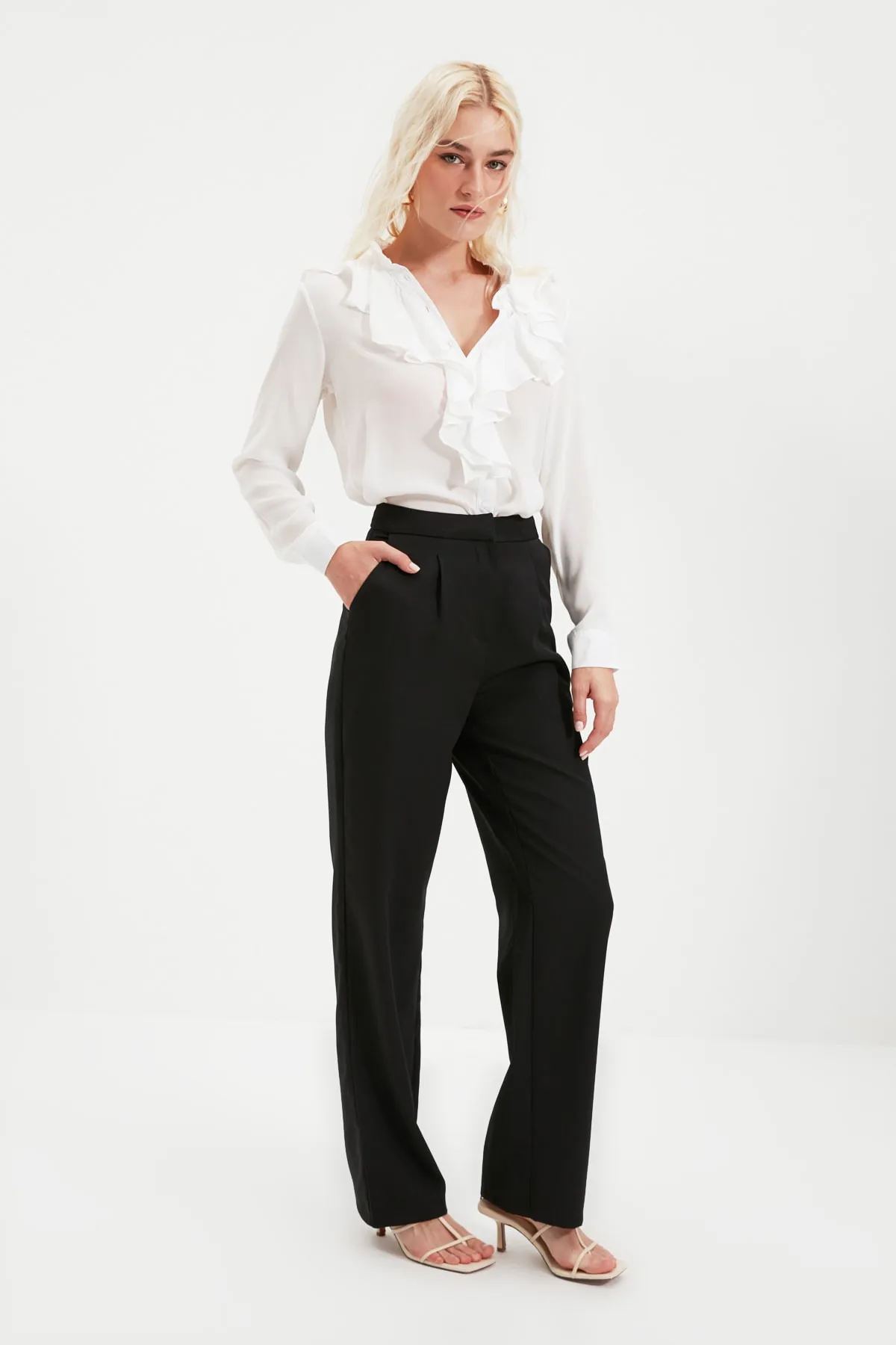 Trendyol Collection  Schwarze plissierte Webhose mit weitem Bein TWOSS21PL0155