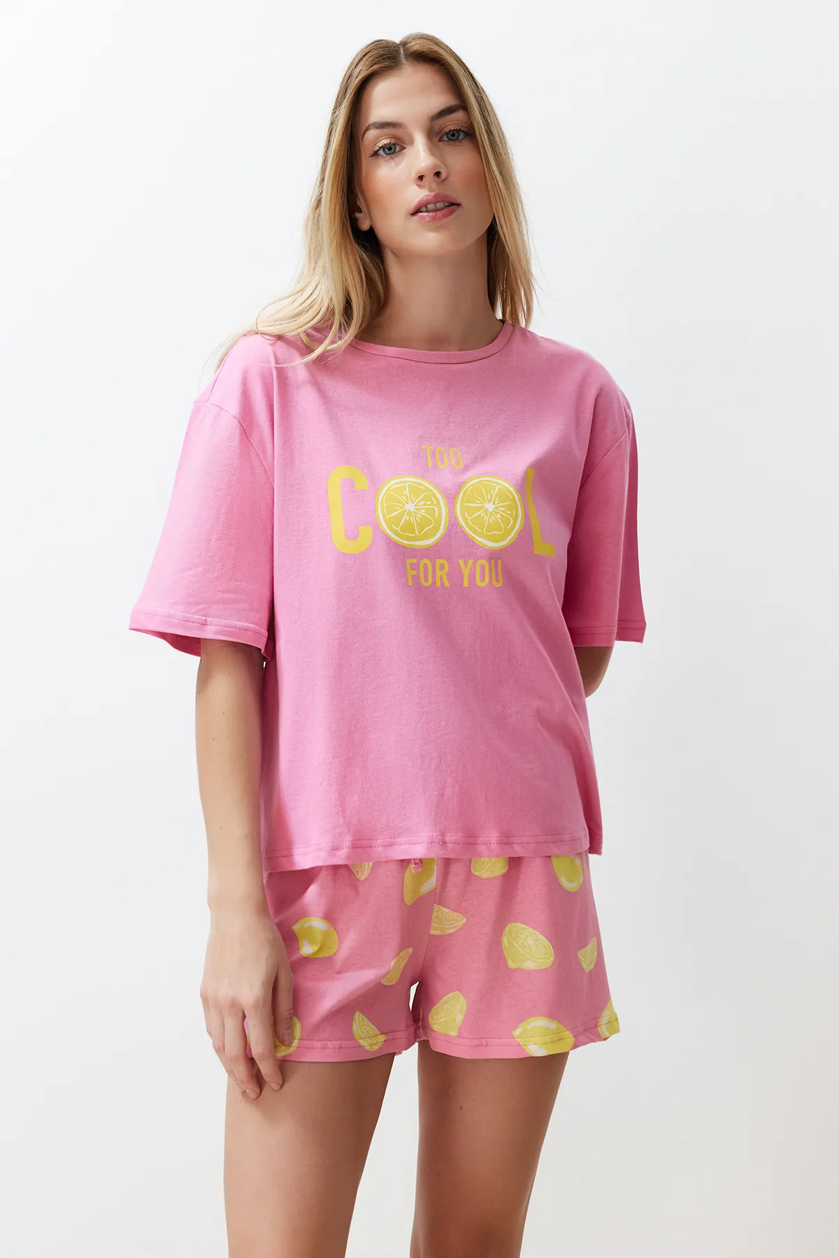Trendyol Collection  Rosa gestricktes Pyjama-Set aus 100 % Baumwolle mit Slogan Fruit-Print THMSS24PT00226