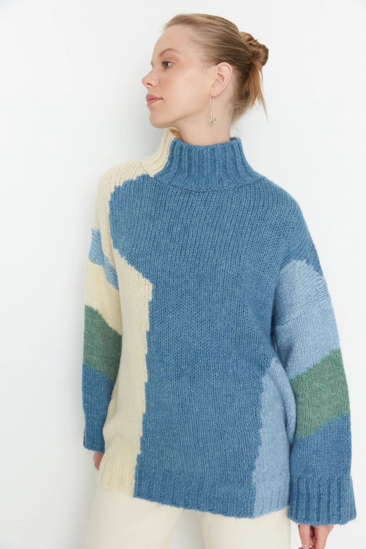 Trendyol Collection  Blauer, weich strukturierter Strickpullover mit Farbblockdesign TWOAW20XS0047