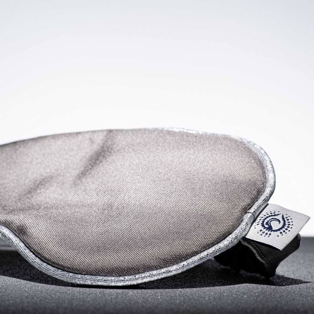 benu blanc Regard de soie : rituel intégral masqueen soie gris et sérum soyeux Soin contour des yeux et masque yeux ensoie