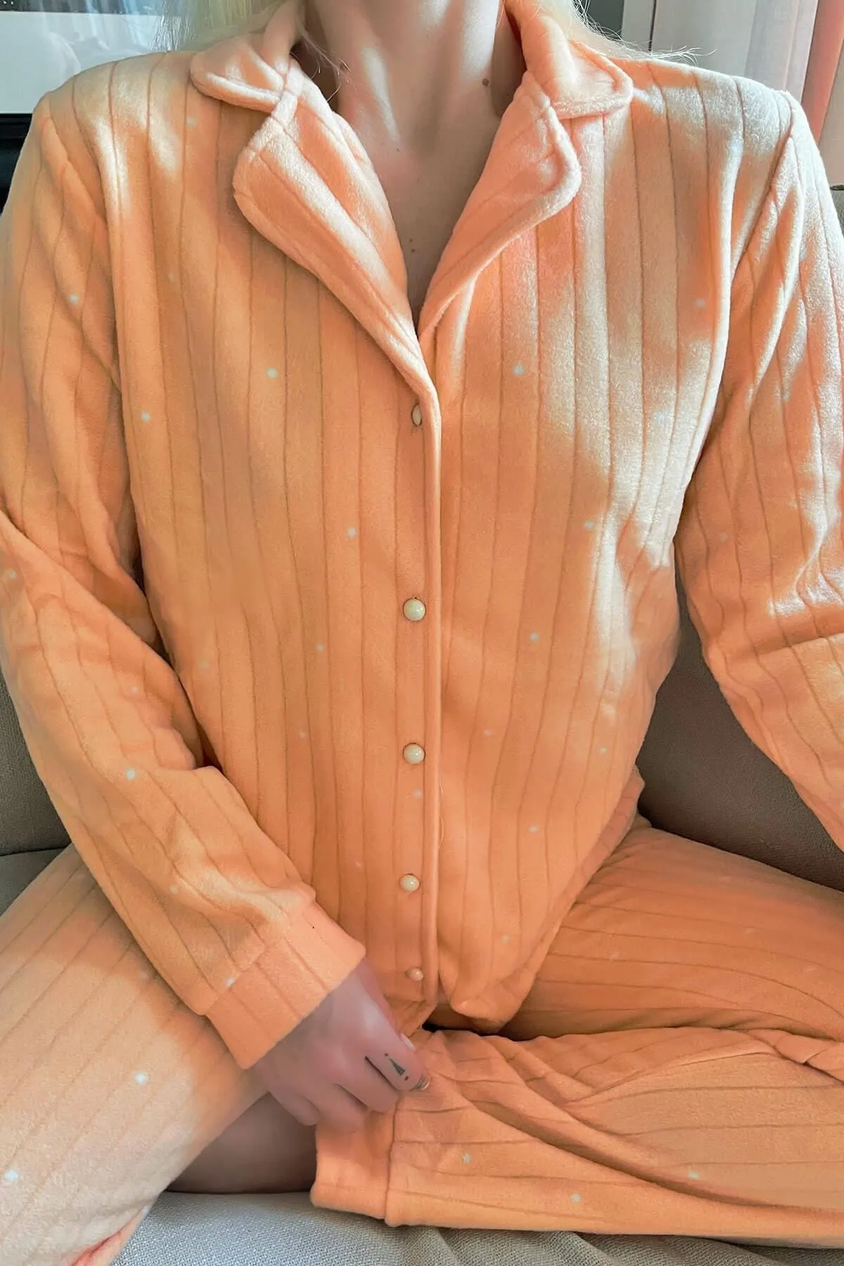 Pijamaevi  Orangefarbenes, gepunktetes Pyjama-Set aus Plüsch-Fleece mit Knöpfen vorne