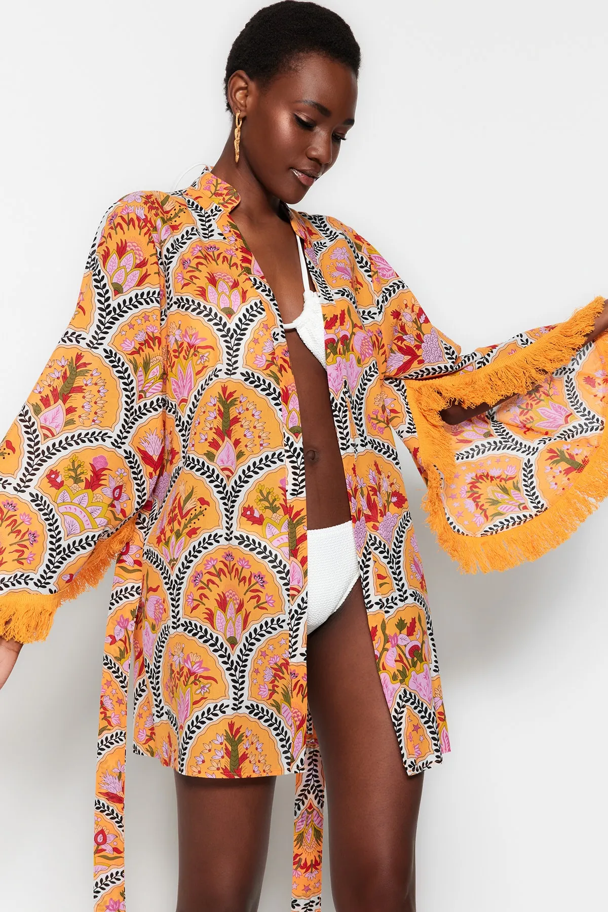 Trendyol Collection  Blumengemusterter Mini-Kimono und Kaftan aus 100 % Baumwolle TBESS23KM00004