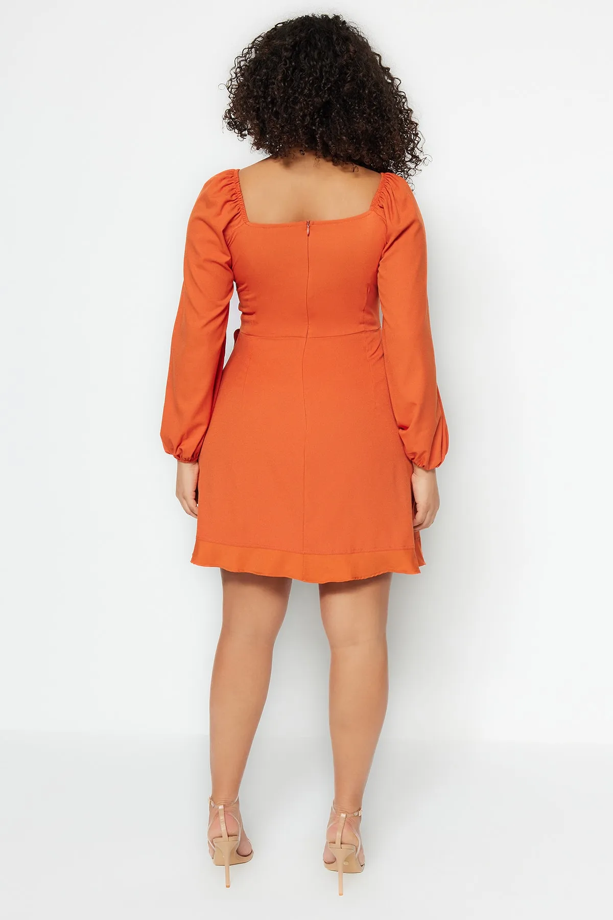 Trendyol Curve  Zimtfarbenes, gewebtes Kleid mit Cut-Out-Details TBBSS23AH00170
