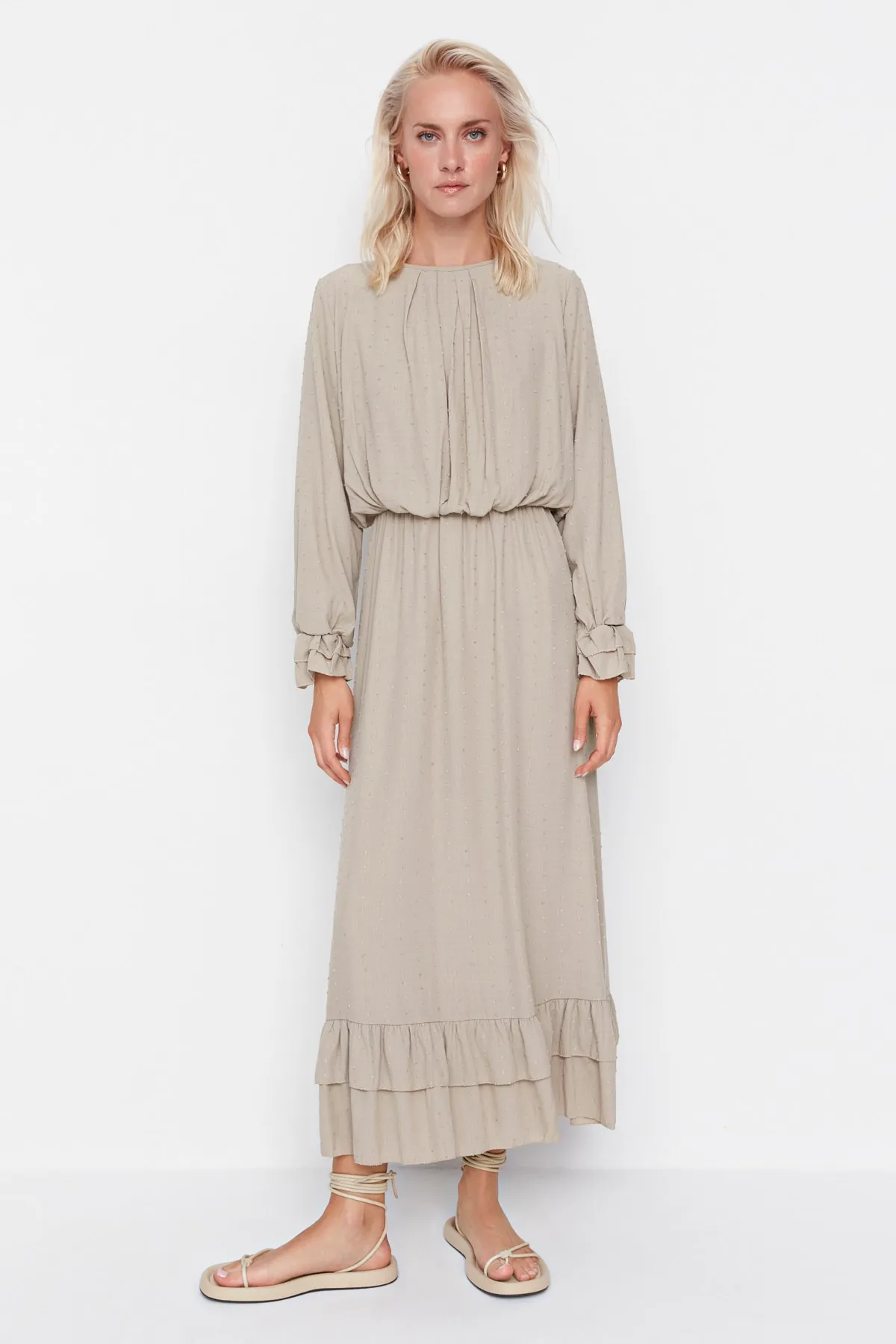 Trendyol Modest  Helles Nerz-Gewebtes Kleid mit geraffter Taille, Volant und Futter TCTSS21EL3566