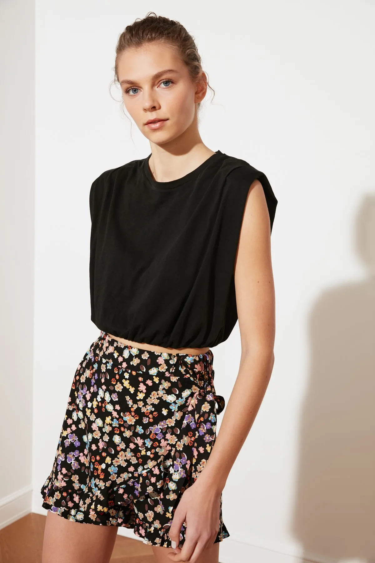 Trendyol Collection  Schwarzer zweireihiger Shortsrock aus gewebter Viskose mit Rüschen und Blumenmuster TWOSS21SR0090