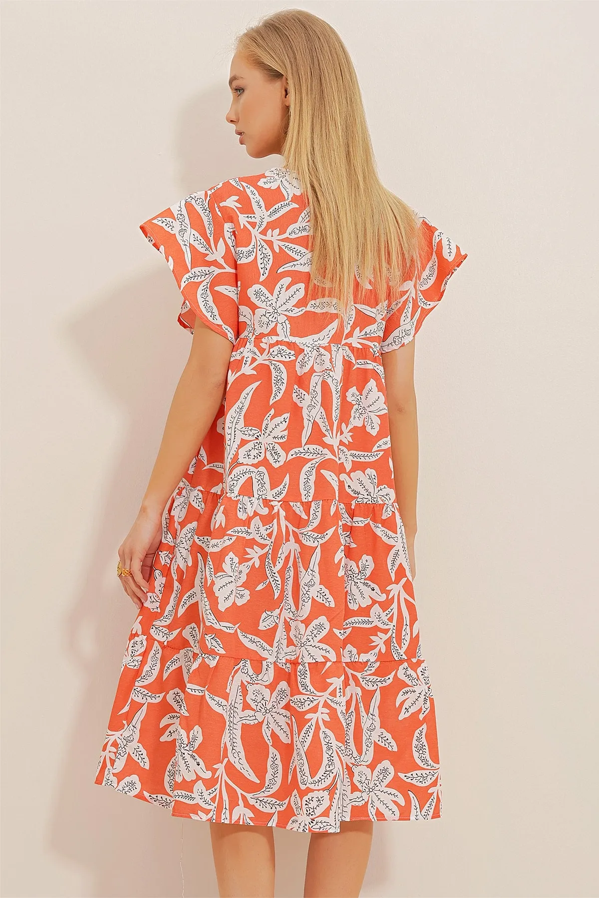 Trend Alaçatı Stili  Damenkleid aus Popeline in Orange und Weiß mit Volant und Blumenmuster und Rundhalsausschnitt ALC-X10241