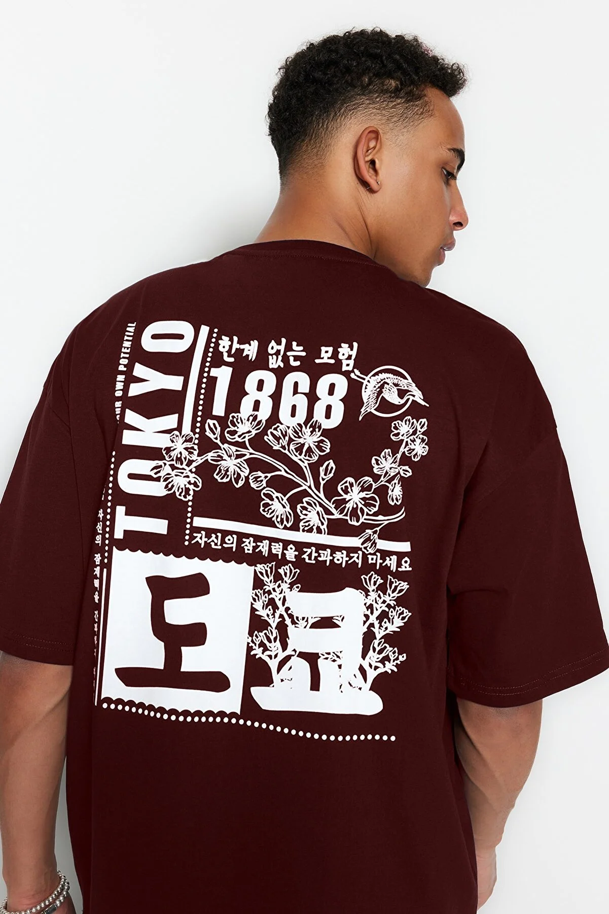 Trendyol Collection  Braunes Oversize-T-Shirt aus 100 % Baumwolle mit Fernost-Aufdruck TMNSS23TS00170