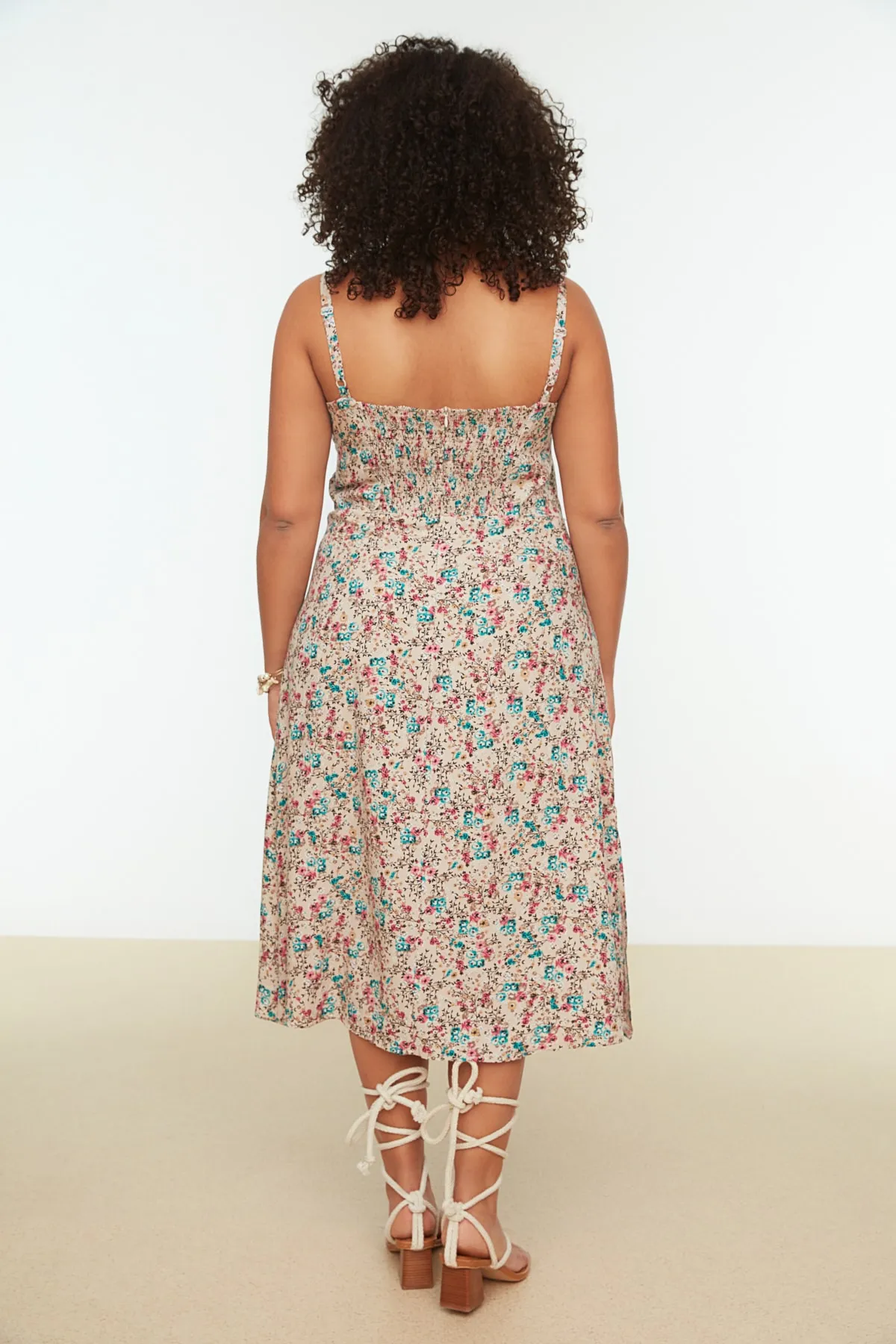 Trendyol Curve  Beigefarbenes Kleid mit gewebten Trägern und Blumenmuster TBBSS22AH0055