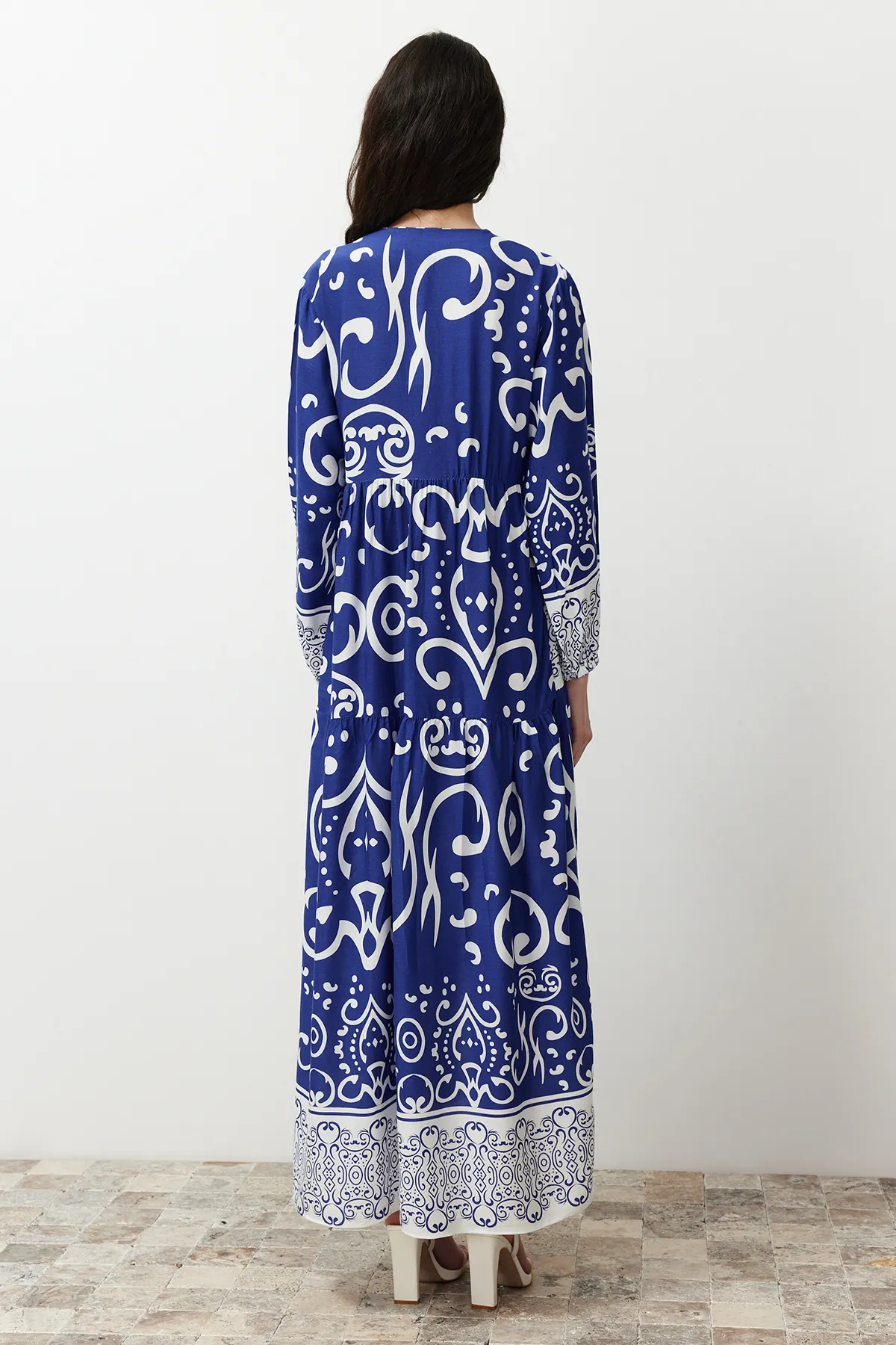 Trendyol Modest  Blaues Viskosekleid mit Schalkragen und Knopfleiste TCTSS24EB00244