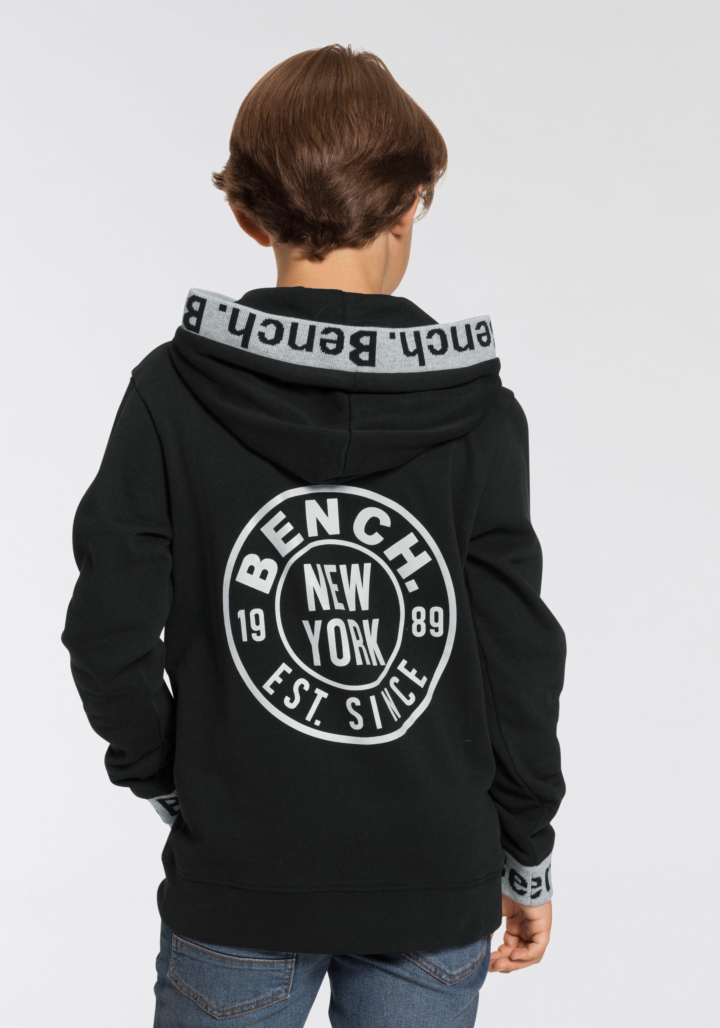 Bench. Kapuzensweatshirt mit reflektierenden Drucken