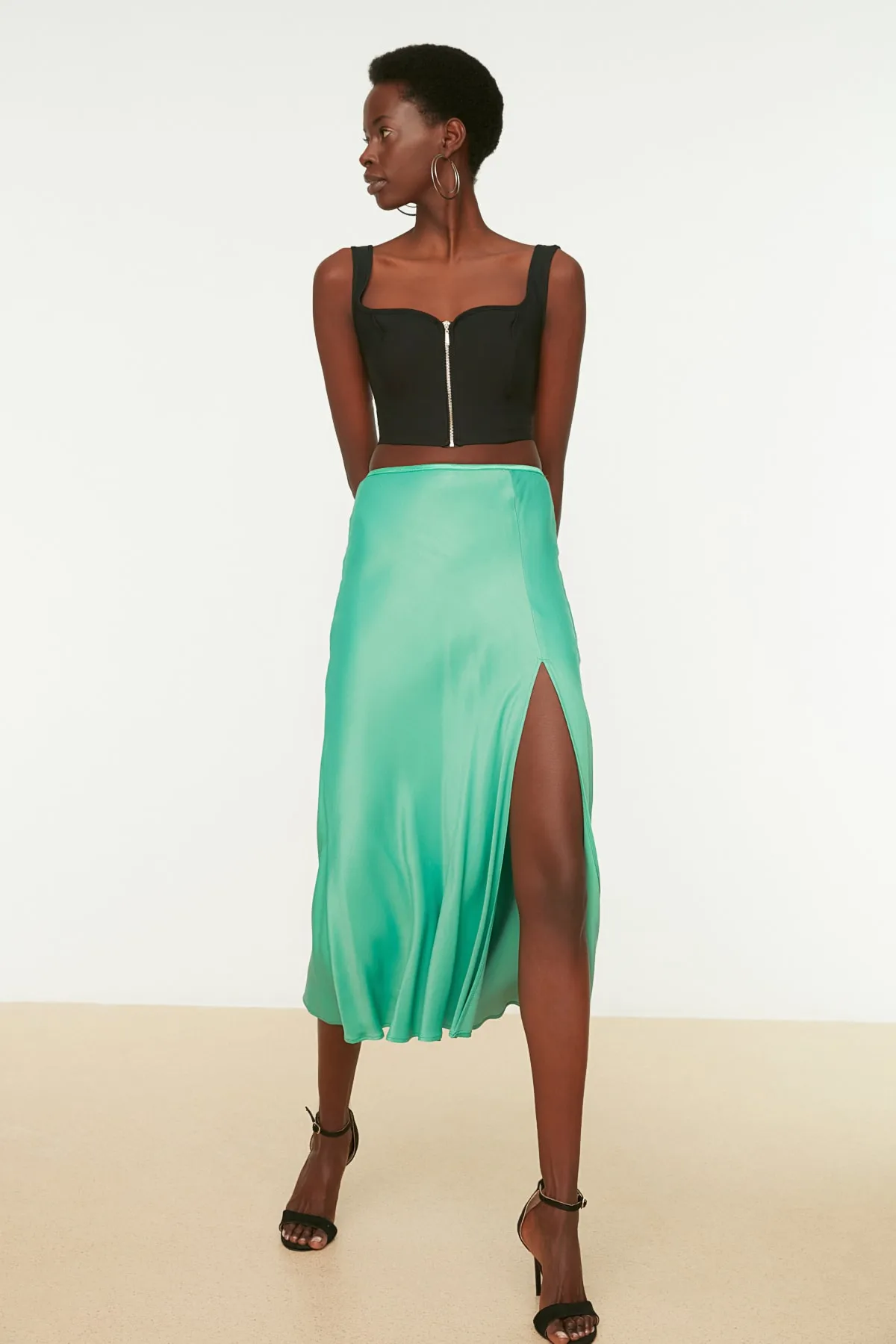 Trendyol Collection  Schwarze Crop-Webbluse TPRSS22BZ0108