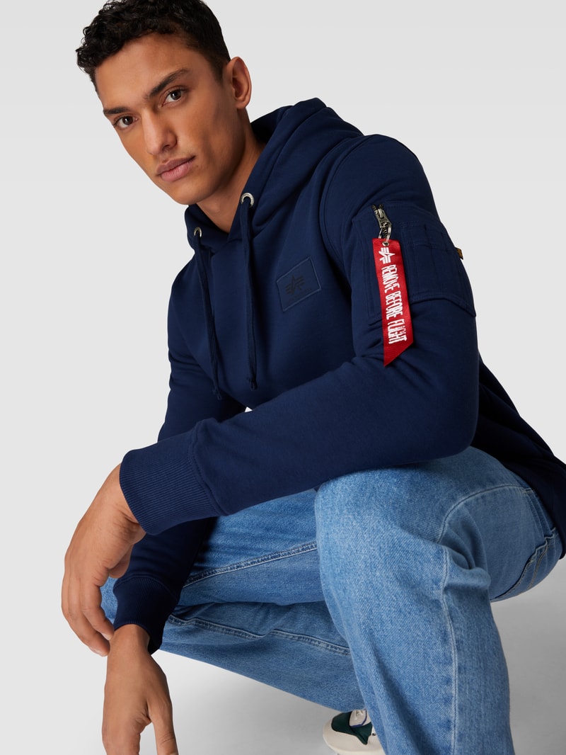 Hoodie mit Label-Patch in marineblau