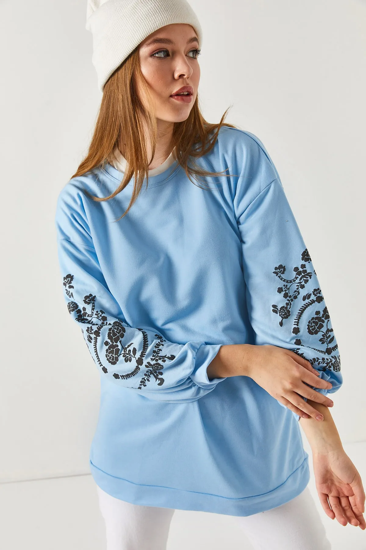armonika  Indigofarbenes Damen-Sweatshirt mit Rundhalsausschnitt und geprägten Ärmeln ARM-21K024033