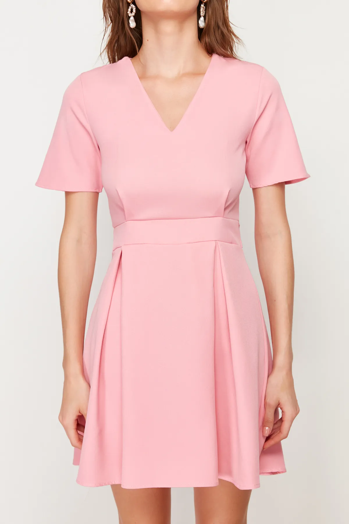 Trendyol Collection  Rosa gewebtes Mini-Kurzarmkleid mit Taillenöffnung und Gürtel TWOSS24EL00504