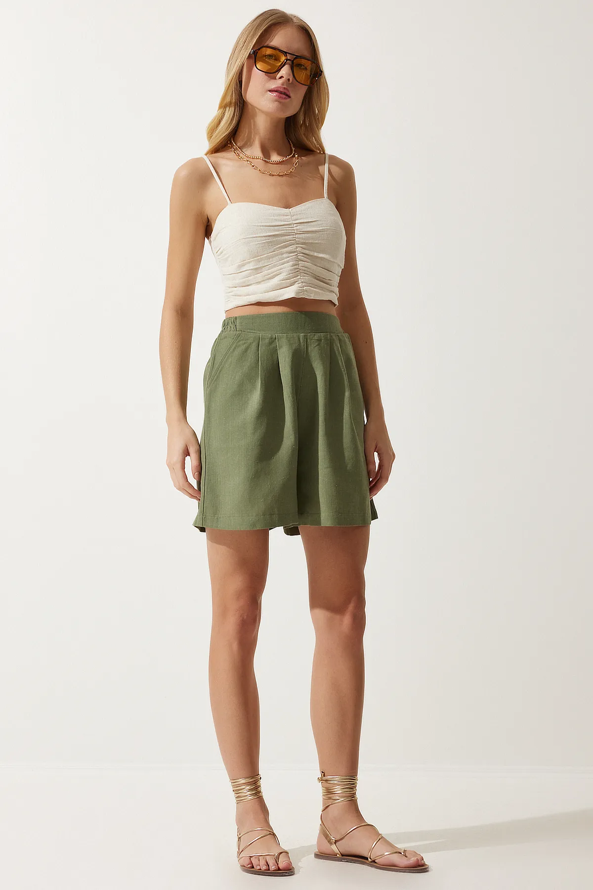 Happiness İstanbul  Khakifarbene Shorts aus gewebtem Leinen mit Taschen für Damen MC00276