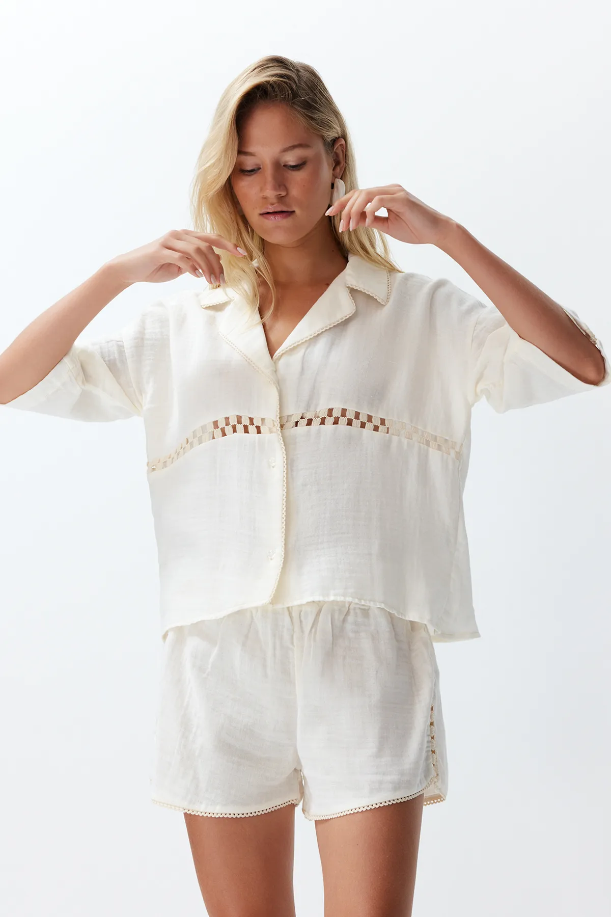 Trendyol Collection  Hemd-Shorts-Set aus gewebtem Musselin aus 100 % Baumwolle in Ecru TBESS24AU00024
