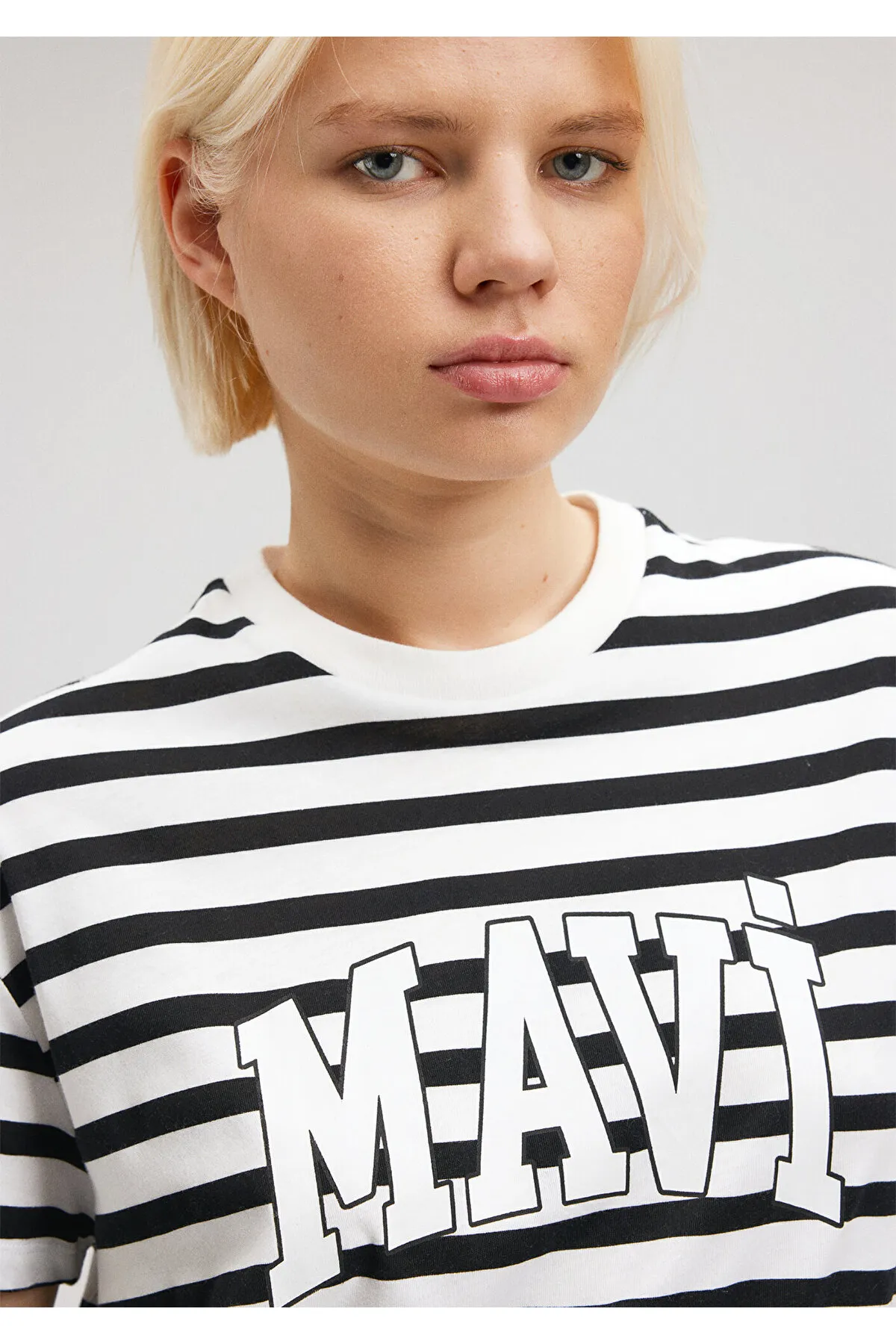 Mavi  Schwarz gestreiftes T-Shirt mit Logodruck, normale Passform / normaler Schnitt 1611360-84041
