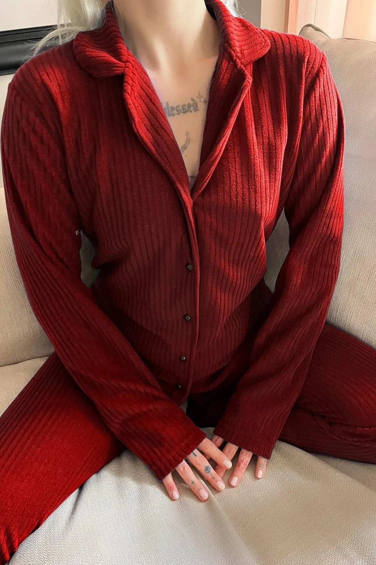 Pijamaevi  Rotes, einfarbiges Pyjama-Set aus Plüsch-Fleece mit Knöpfen vorne