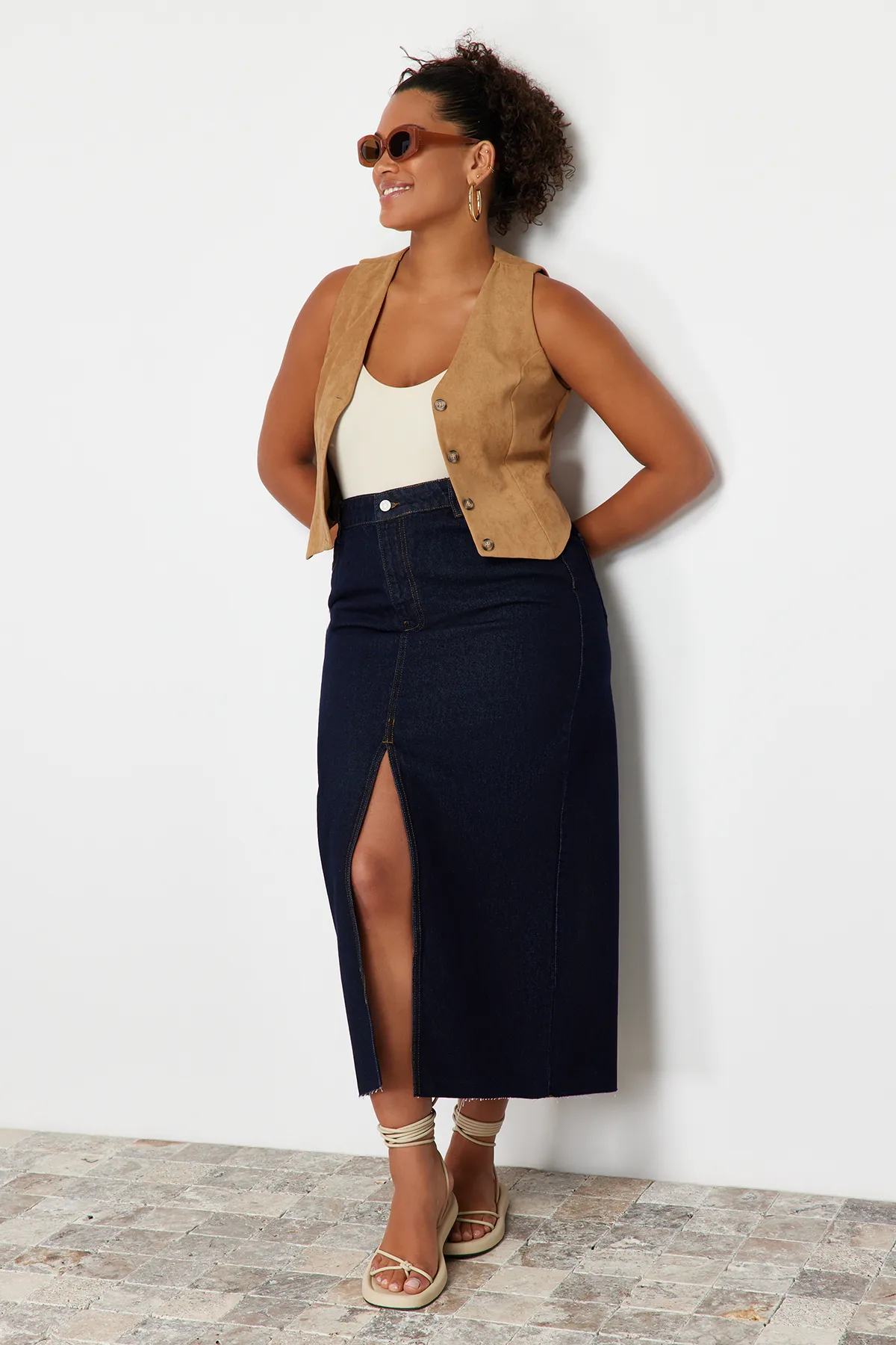 Trendyol Curve  Dunkelblauer, geschlitzter Maxi-Jeansrock TBSSS24AZ00046