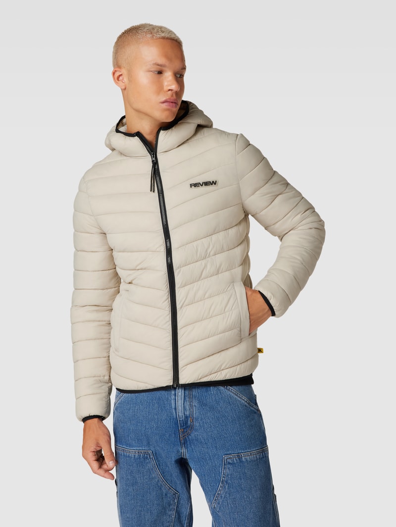 Steppjacke mit Kapuze in schlamm