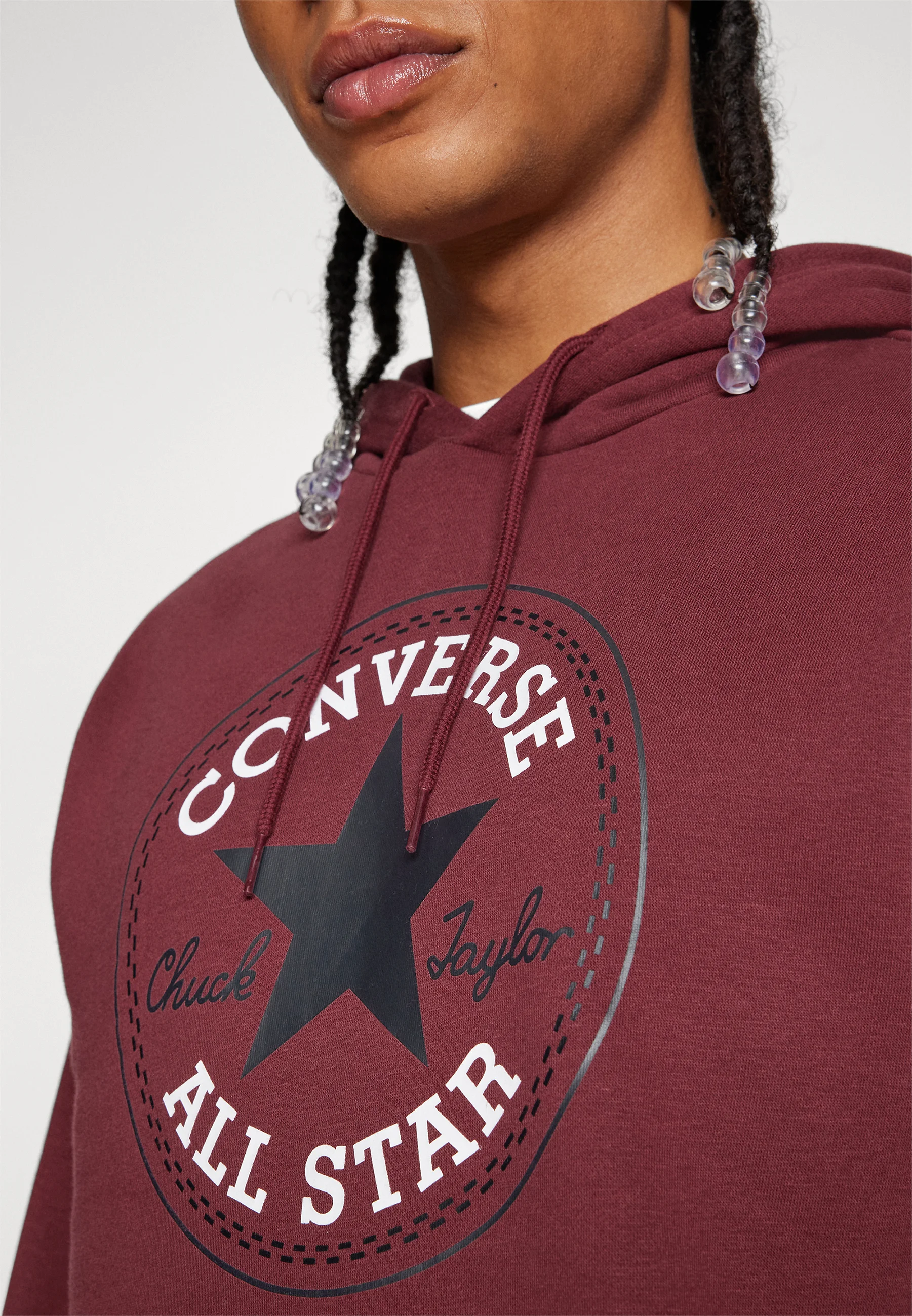 Sudadera con capucha Converse de ajuste estándar con parche Chuck Core grande en el centro del frente - Sudadera
