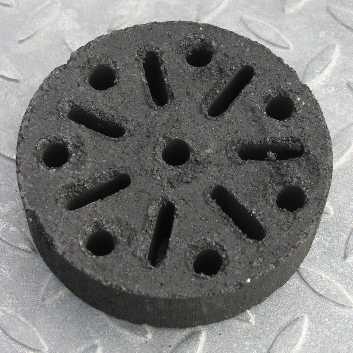 COBB Grillkohle Cobble Stones 5er-Set bestehen aus getrockneten Kokosschalen
