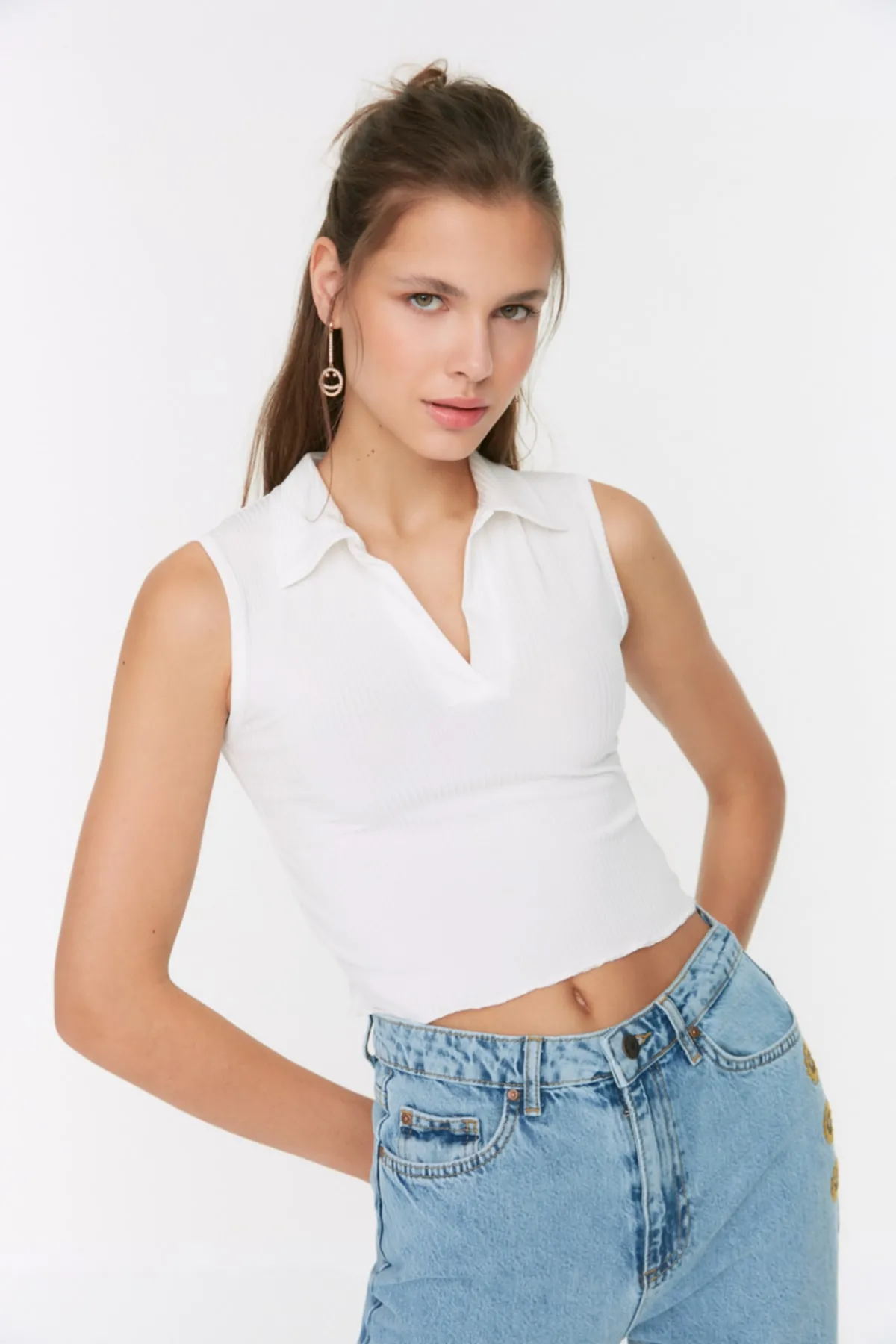 Trendyol Collection  Weiße, eng anliegende, kurze, dehnbare Strickbluse mit Polokragen TWOSS22BZ0335