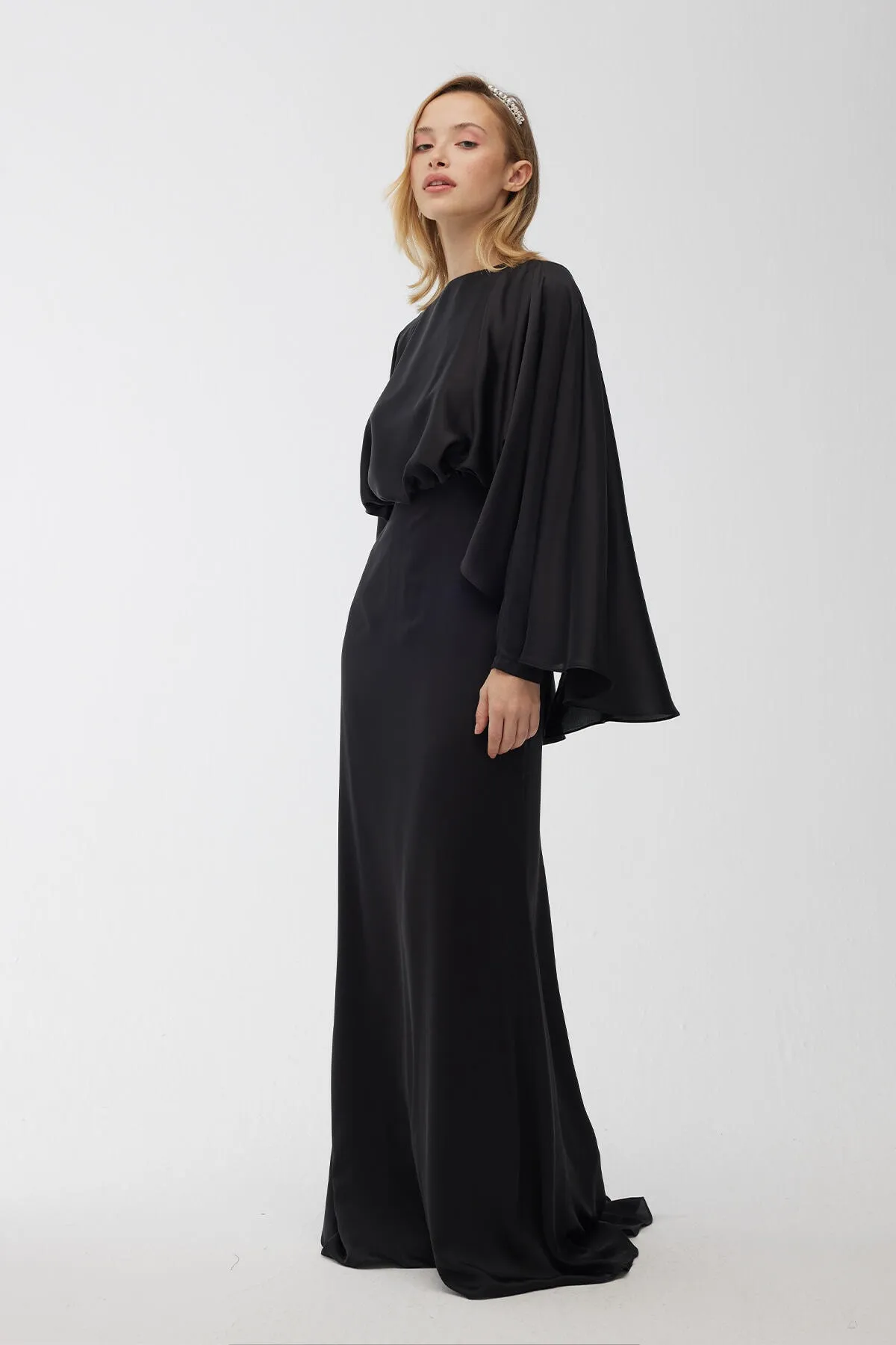 Manuka  Cape-Abendkleid aus Seidensatin in Schwarz