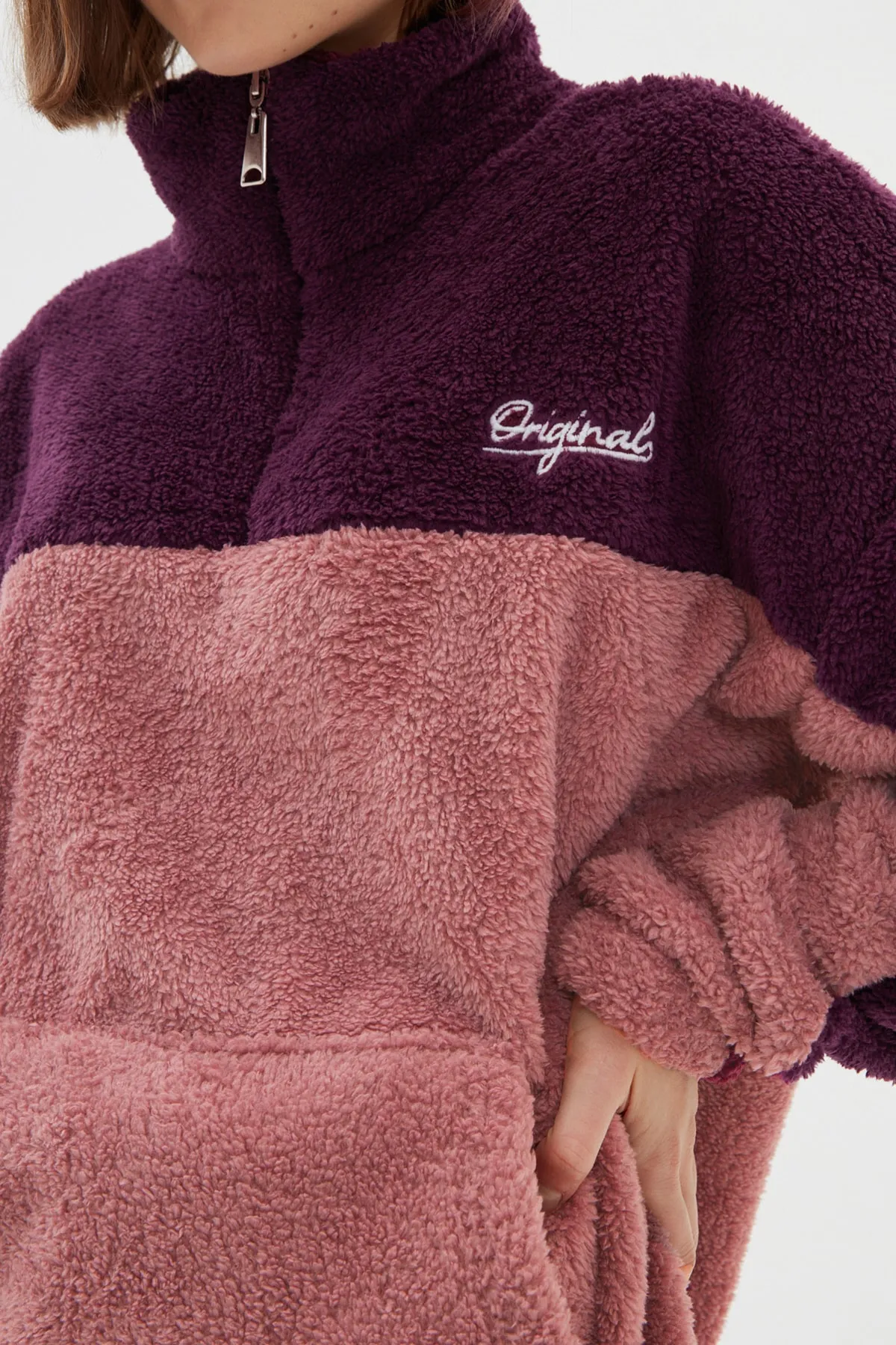 Trendyol Collection  Lila Unisex-Sweatshirt in Übergröße/Weitschnitt, Farbblock, minimale Stickerei, warmes Plüsch-Sweatshirt TMNAW22SW1477
