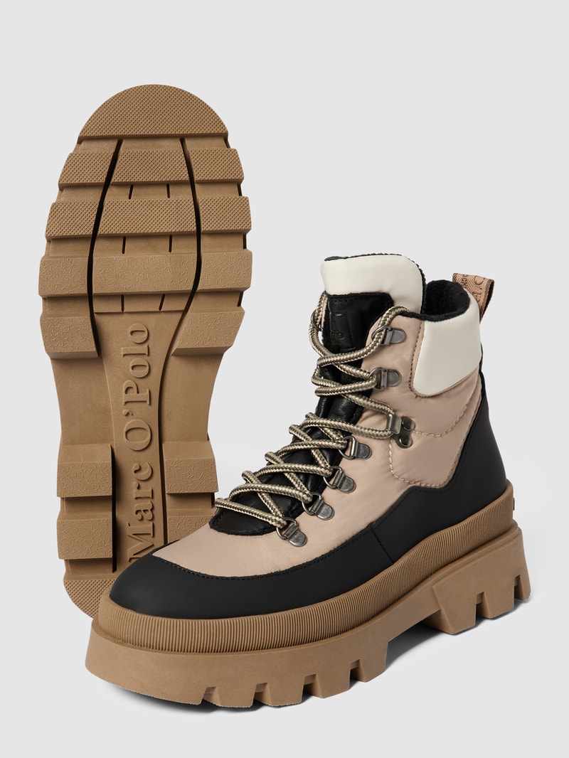 Schnürboots mit Label-Details in schwarz