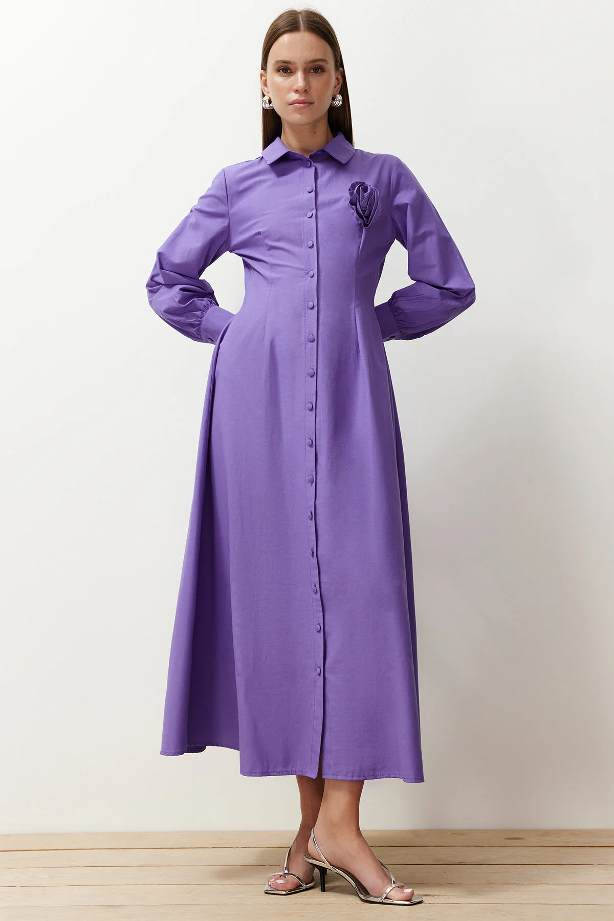 Trendyol Modest  Lila gewebtes Hemdblusenkleid mit Blumendetail TCTSS24EB00029