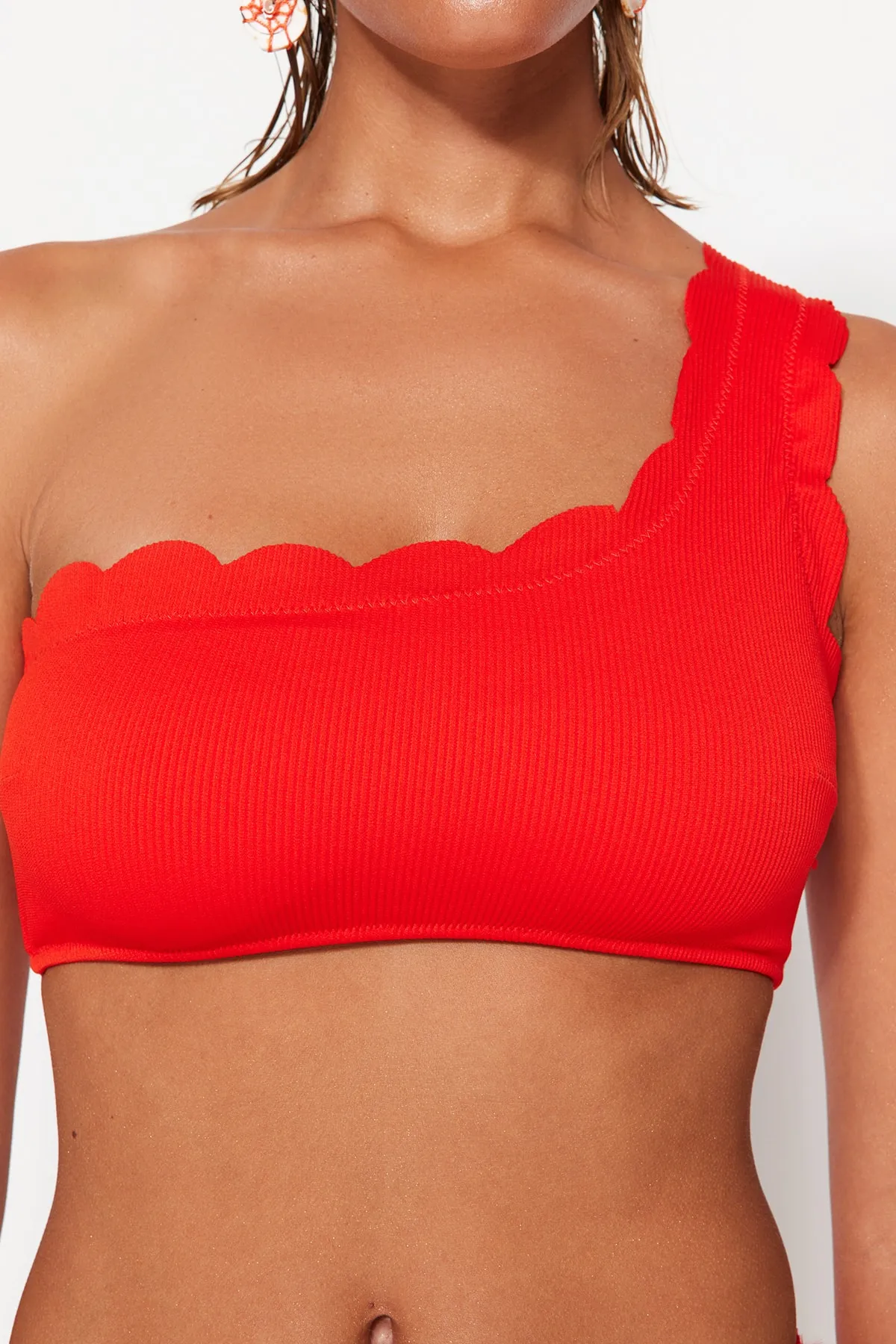 Trendyol Collection  Rotes, einschultriges, lasergeschnittenes, strukturiertes Bikinioberteil TBESS23BU00377