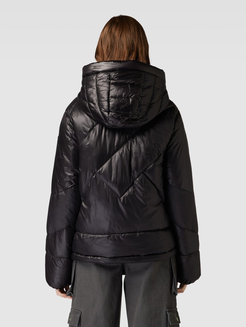 Steppjacke mit Reißverschlusstaschen in schwarz