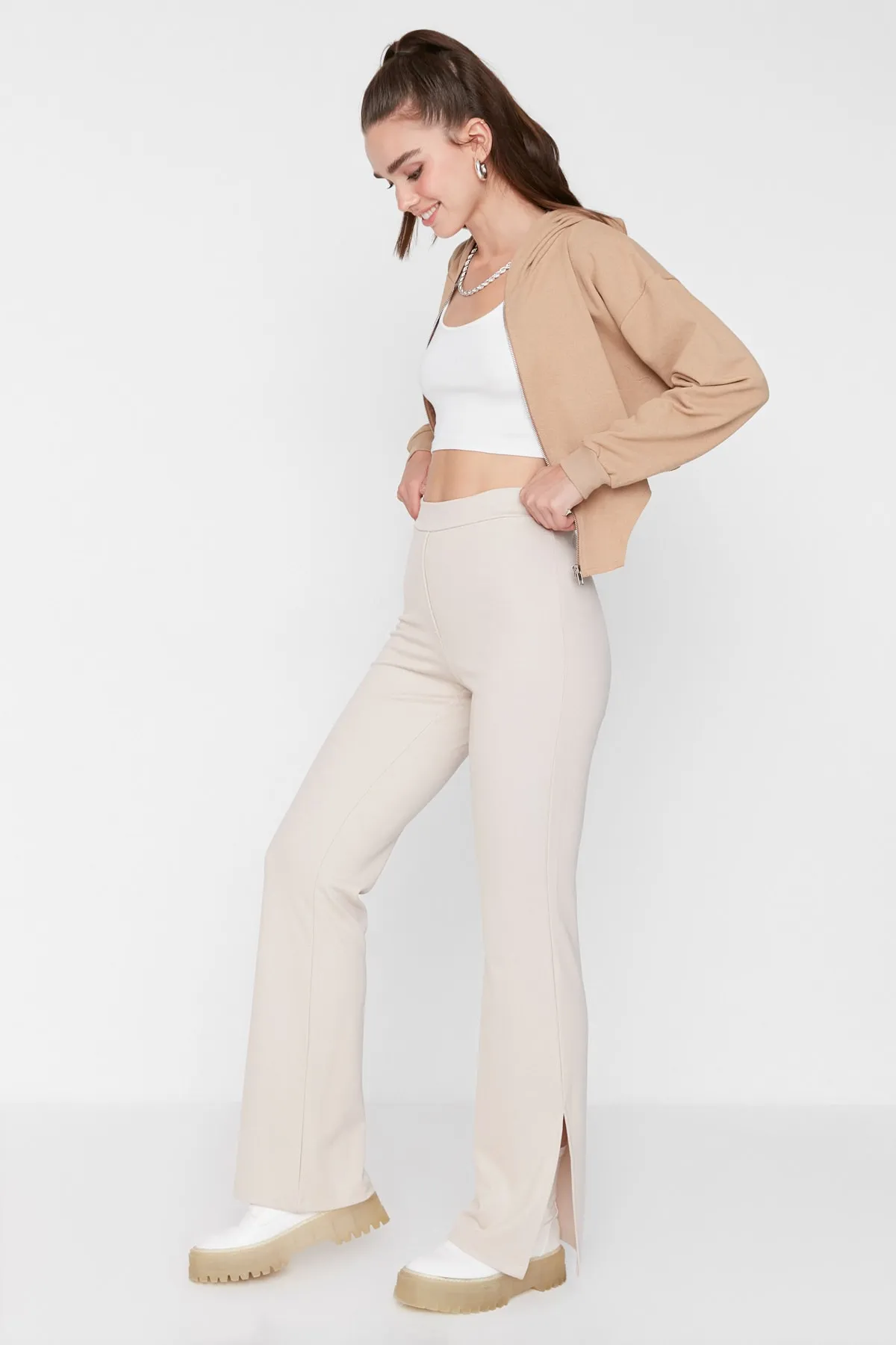 Trendyol Collection  Beige gerade gestrickte Hose mit Schlitz TWOAW23PL00005
