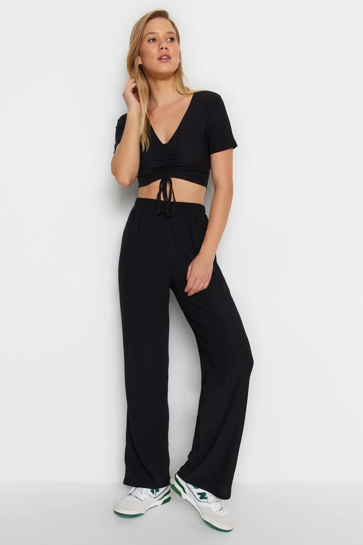 Trendyol Collection  Schwarzes, gestricktes Pyjama-Set mit Unterhemd und Hose mit Kordelzug und detailliertem Kordelzug THMSS23AU00032