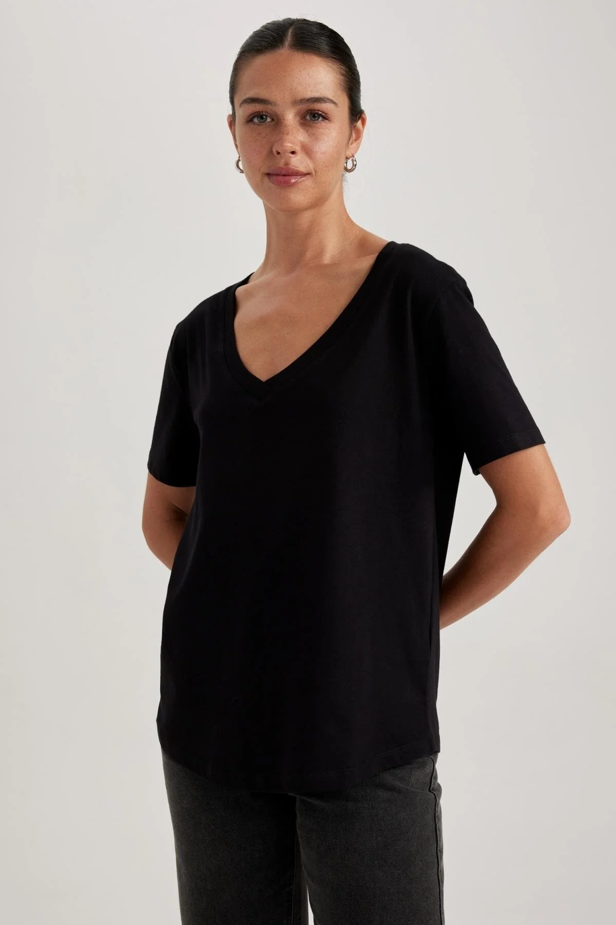 DeFacto  T-Shirt mit V-Ausschnitt und kurzen Ärmeln, 100 % Baumwolle, reguläre Passform, W9578az23sm