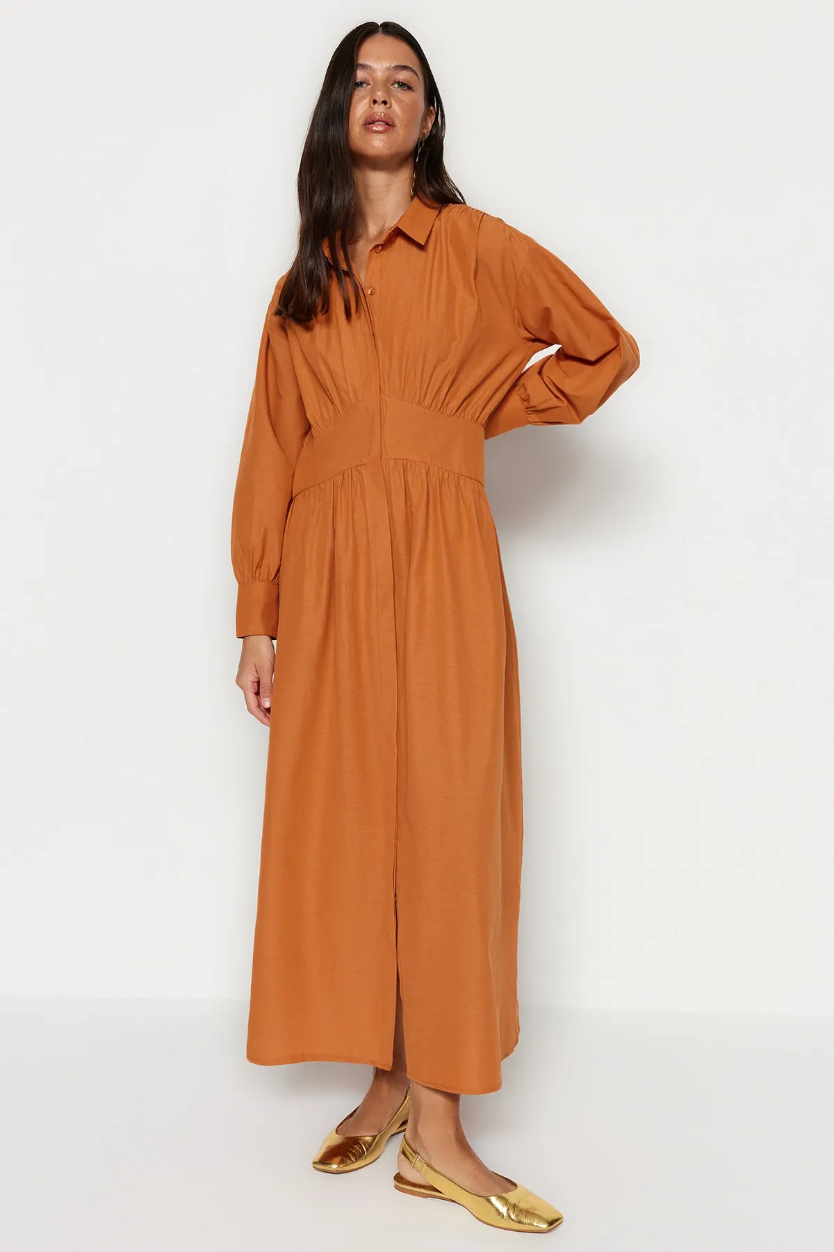 Trendyol Modest  Zimtfarbenes Kleid aus gewebter Baumwolle mit Corsage und halber Knopfleiste TCTSS23EB00355