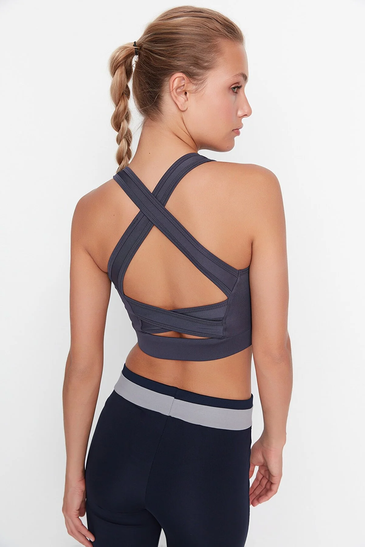 Trendyol Collection  Dunkelanthrazitfarbener gestrickter Sport-BH mit stützendem/formendem Rückendetail und quadratischem Kragen TWOSS22SS0040