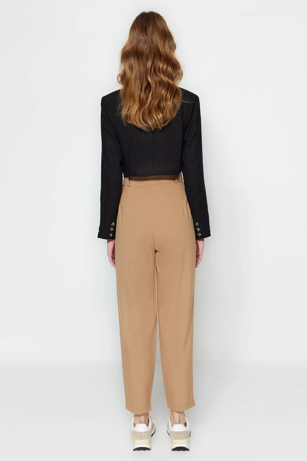Trendyol Collection  Nerzfarbene Karotte-Polyviscon-Webhose mit hoher Taille TWOSS22PL0280