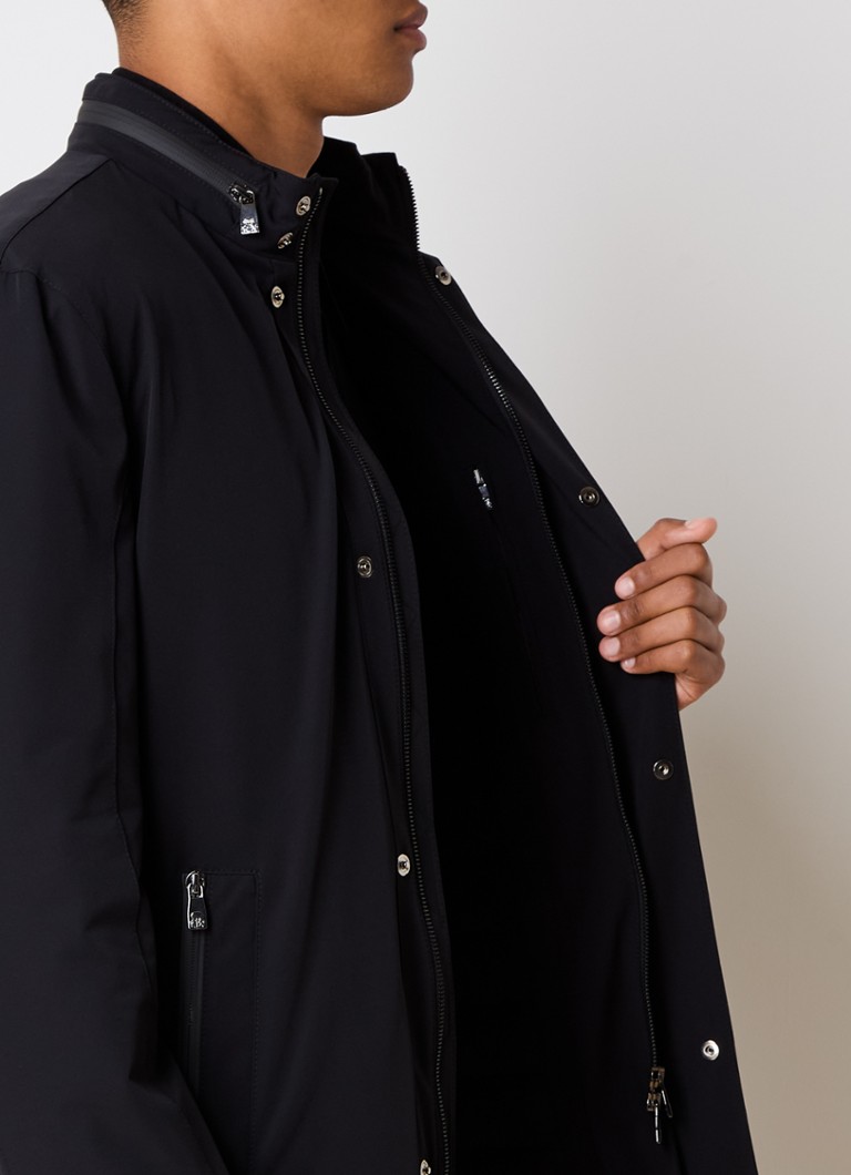 Parka Corneliani s kapucí, která se dá sbalit, a kapsami na zip