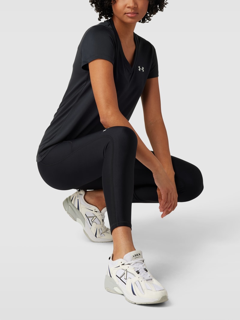 T-Shirt mit V-Ausschnitt in schwarz