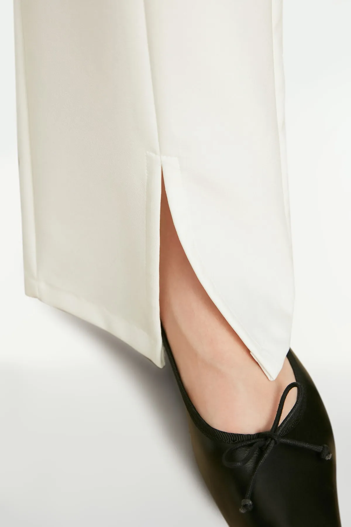 Trendyol Modest  Ecrufarbene, gewebte Hose mit hohem Bund und Schlitz und detaillierten Taschen TCTSS22PL0367
