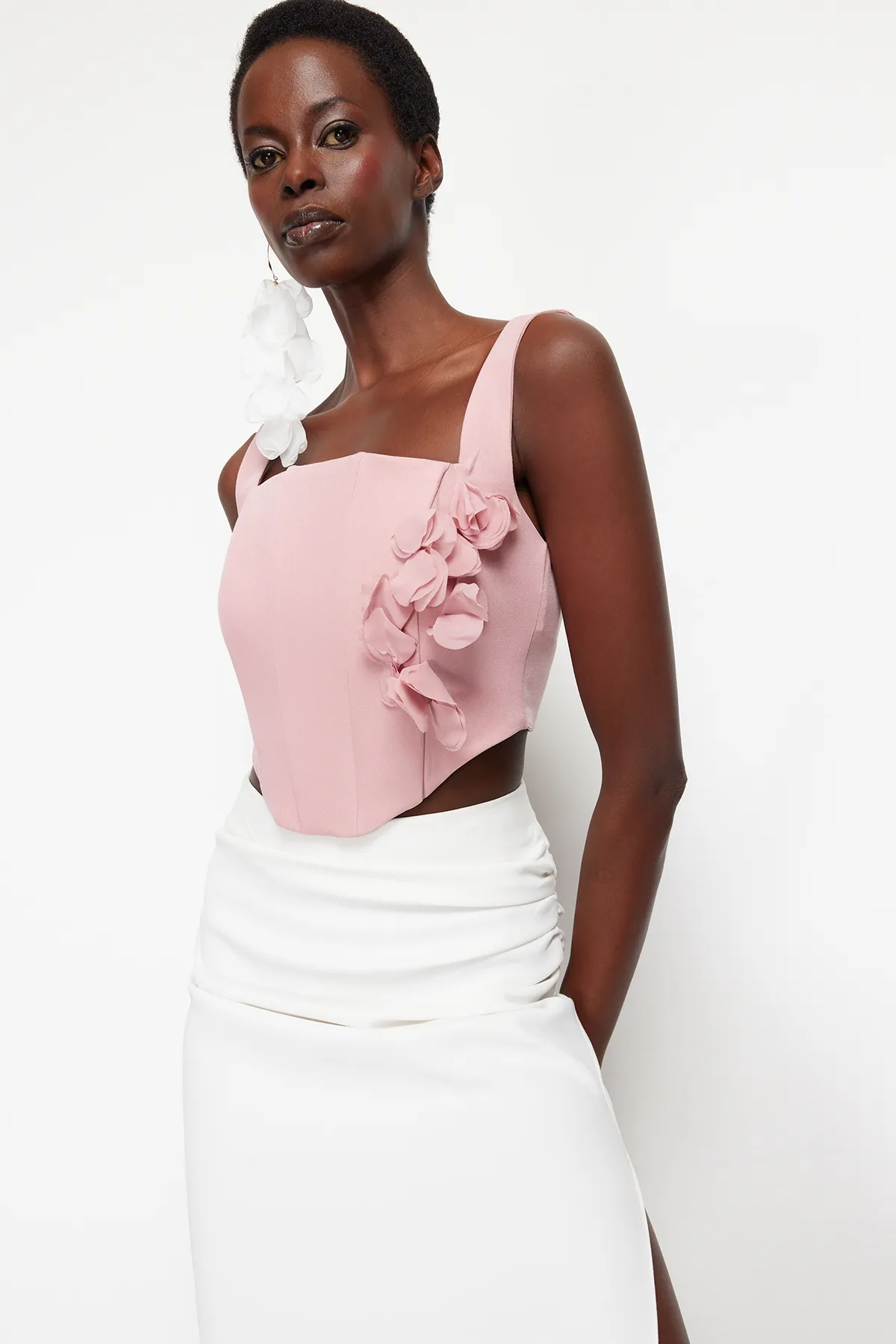 Trendyol Collection  Pudergewebtes Korsett-Bustier mit detailliertem Detail und Blumenaccessoires