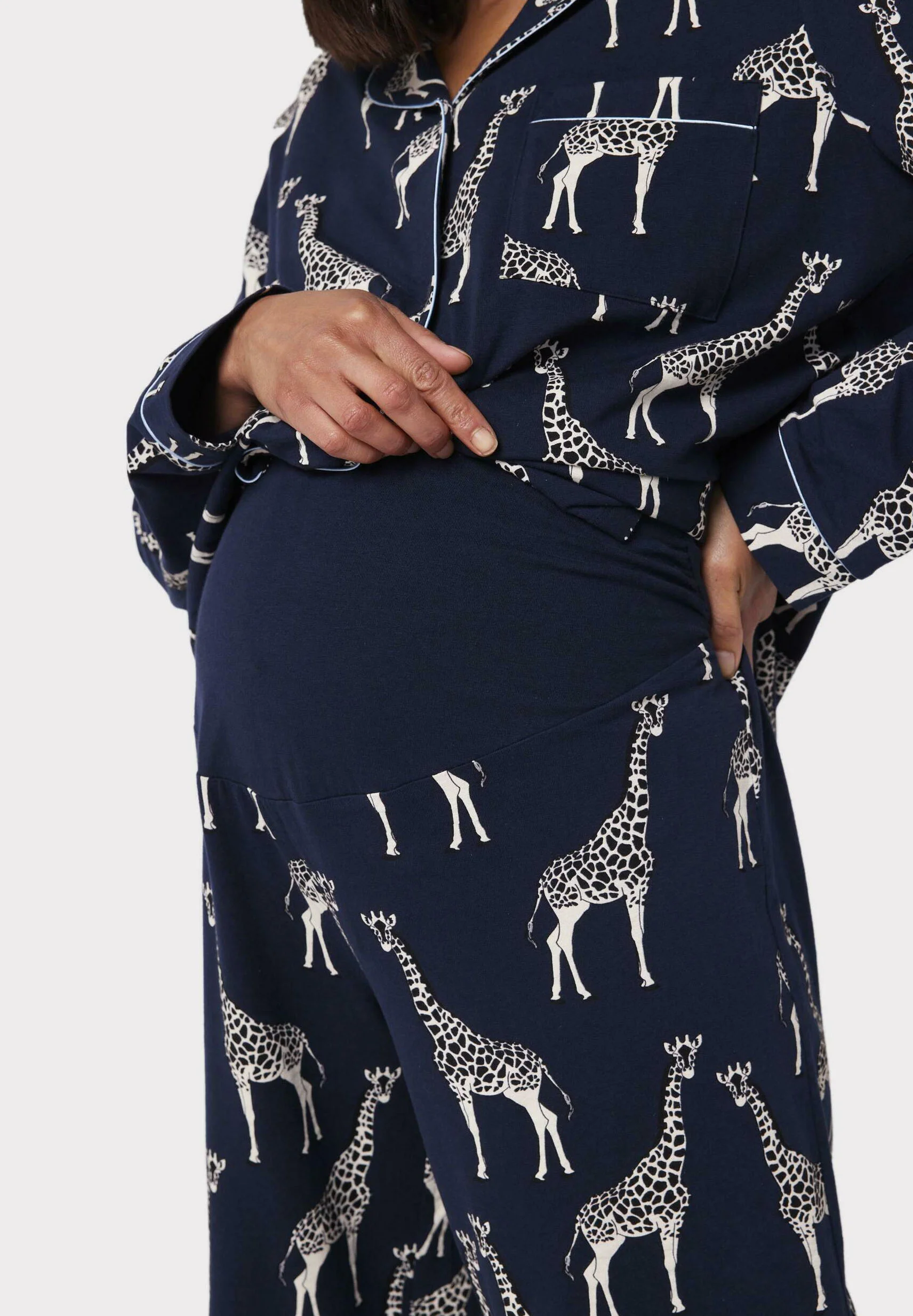 Conjunto de pijama con estampado de jirafa de Chelsea Peers