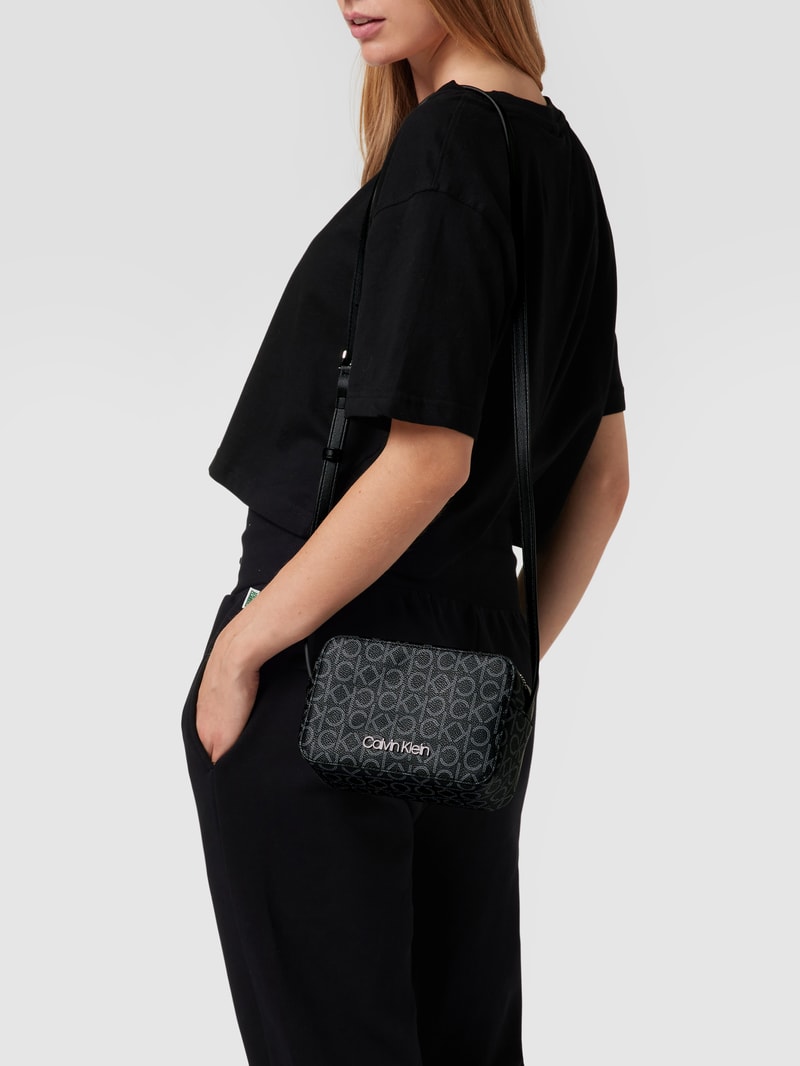 Camera Bag mit Logo-Muster in schwarz